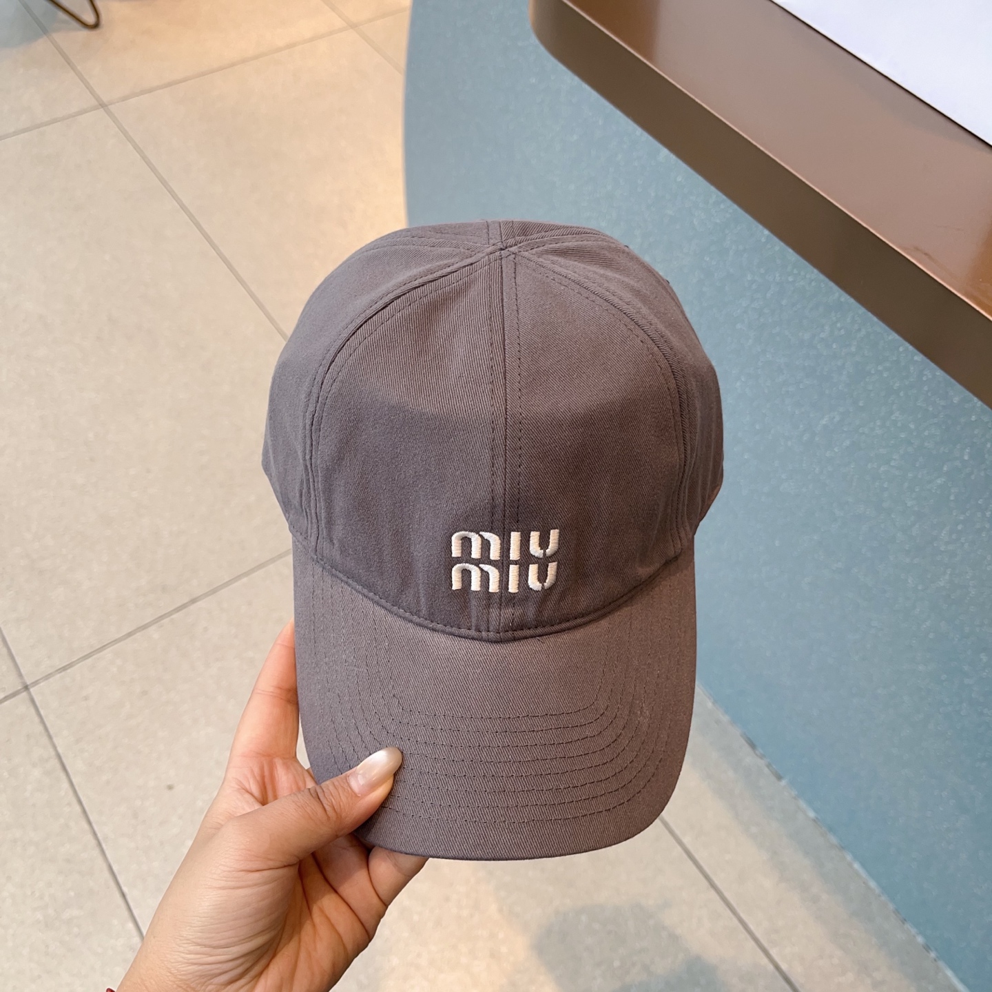 跑量🉐95
🔖miu家|新品分享
刺绣字母棒球帽,后面拉绳是本款帽子的点睛之笔,自留款
时尚潮酷🎵