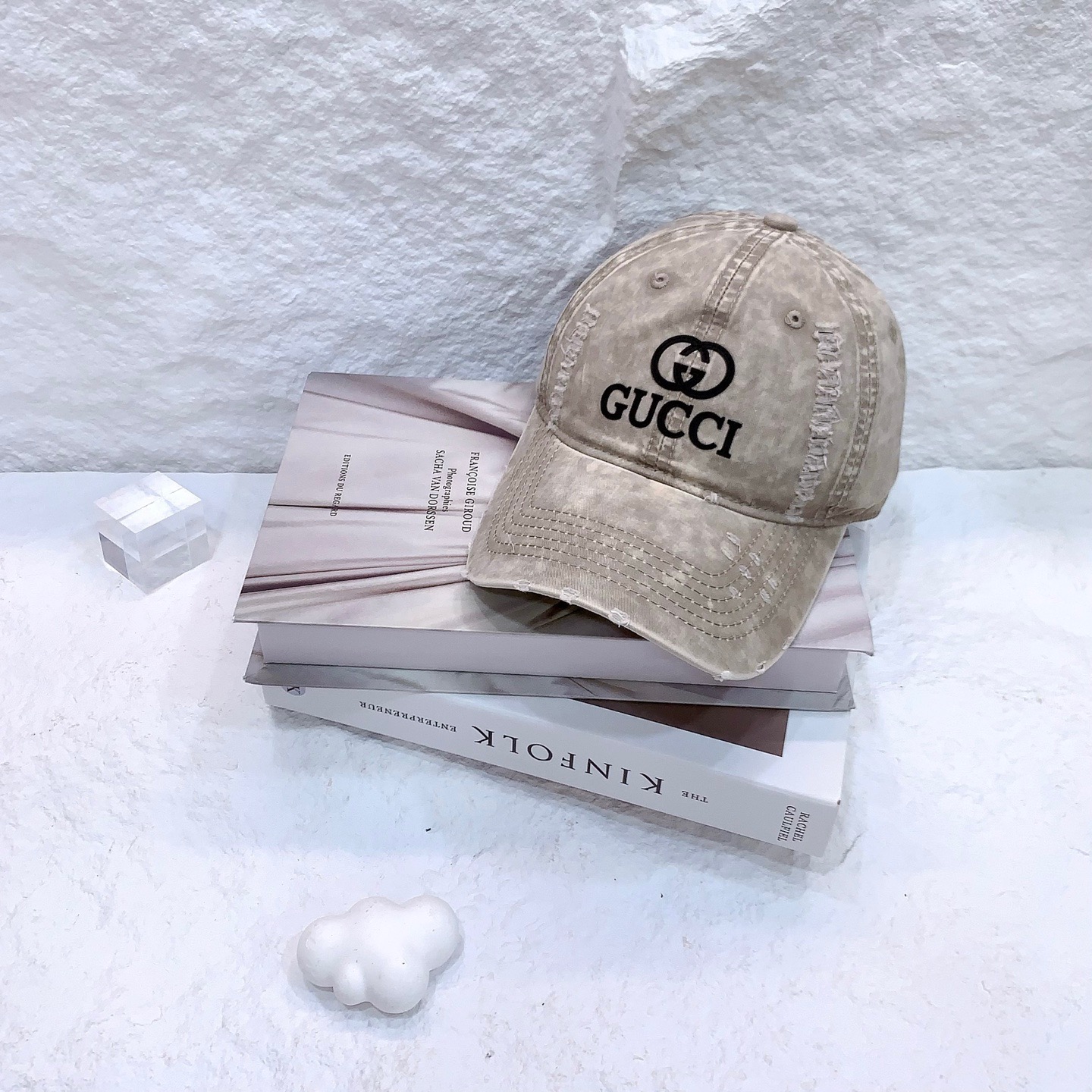 NO:617620,Running volume GG’s new washed baseball cap. Sweet and cool baseball cap ~ a must-have for fashion!  The soft-top casual hat is comfortable and soft and made of twill cotton fabric. It is both a makeup-free artifact and the finishing touch of an outfit!  Hats bucket hat, baseball cap, knitted hat, hat, espadrilles, hats19860909跑量 GG新款洗水棒球帽 甜酷棒球帽~时髦精必备款！ 软顶休闲帽型 舒适柔软 采用斜纹棉质面料 既是素颜神器又是穿搭的点睛之笔！帽子渔夫帽棒球帽针织帽,帽子,espadrilles,hats,hat