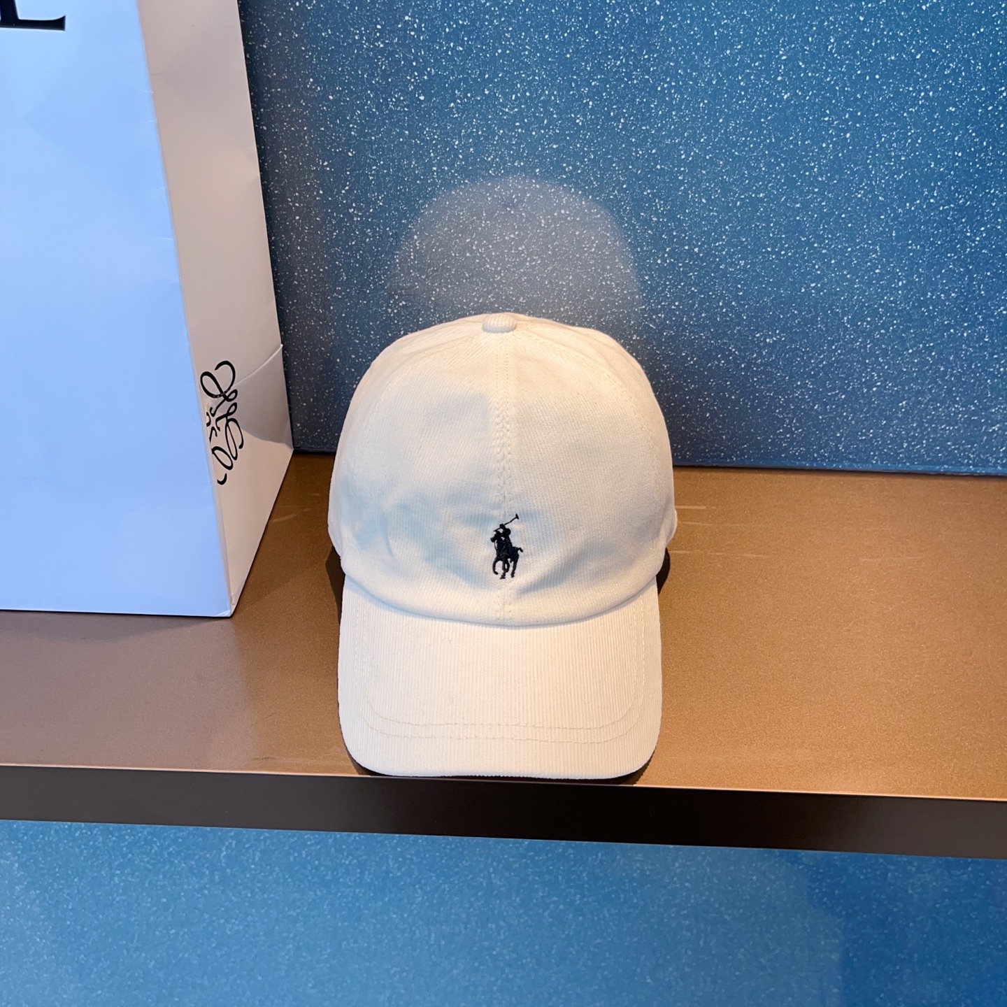 NO:643383,Running volume Polo~ Corduroy new baseball cap. The shape of the hat is very good. It looks good no matter how it is matched. The fabric is made of high-quality corduroy fabric. Autumn and winter look accessories hats fisherman hats baseball caps knitted hats, hats, espadrilles, hats19860909跑量 Polo～ 灯芯绒新款棒球帽 帽子的版型很好,不管怎么搭配都好看,面料采用的是高品质灯芯绒面料,秋冬look配饰帽子渔夫帽棒球帽针织帽,帽子,espadrilles,hats,hat