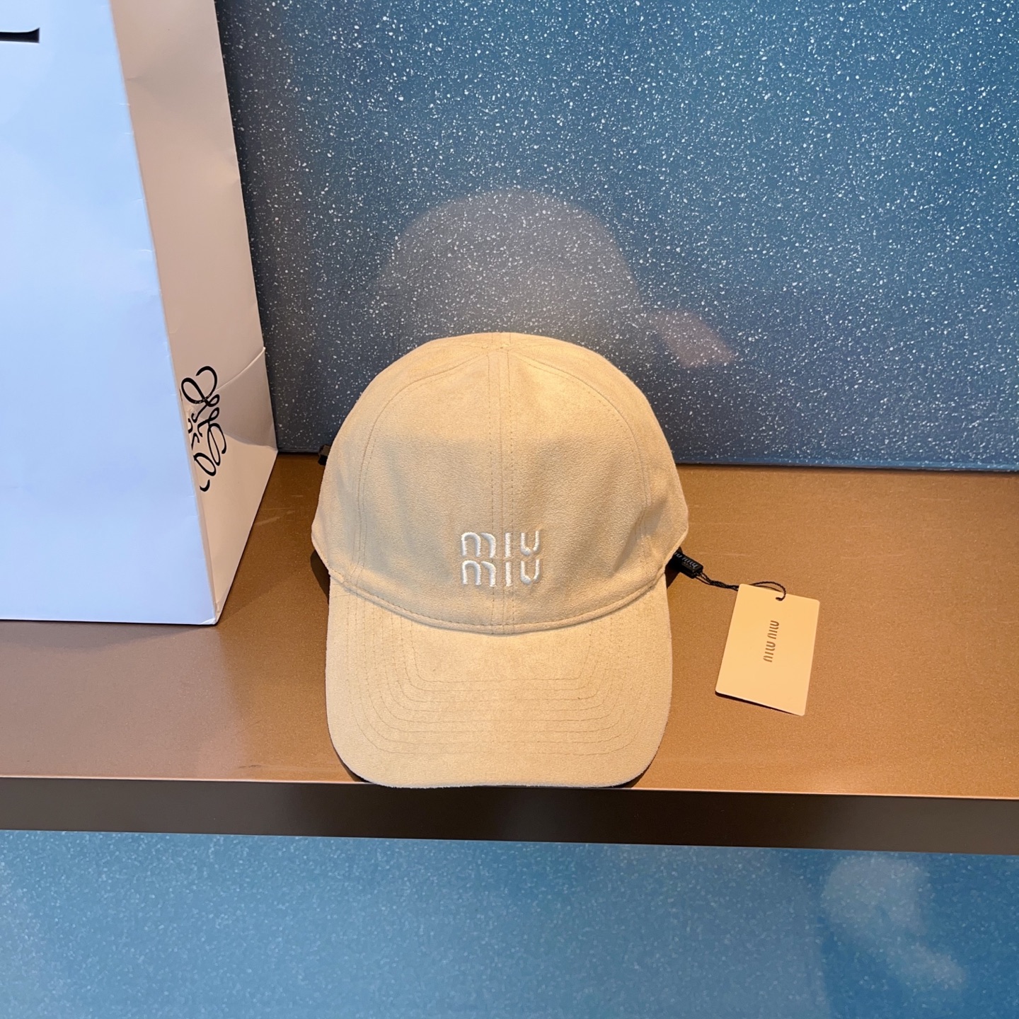 NO:643385,Running volume MiuMiu ~ New model, super thick retro style baseball cap, buckskin fabric, super quality hat, fisherman hat, baseball cap, knitted hat, hat, miumiu, espadrilles, hats19860909跑量 MiuMiu～新款 超浓的复古气息棒球帽 鹿皮绒面料 品质感超强帽子渔夫帽棒球帽针织帽,帽子,miumiu,espadrilles,hats,hat