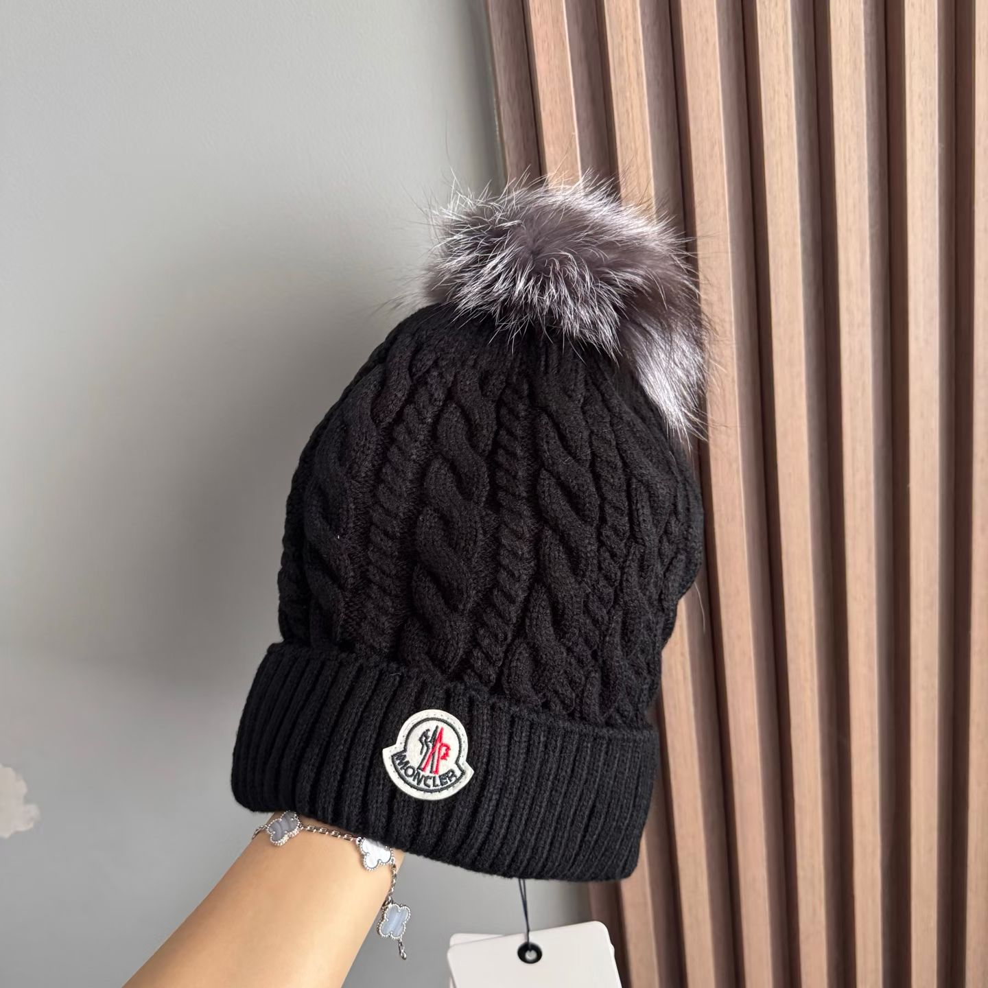 NO:643387,Moncler's new woolen hat with a furry mouth is just on the top of the head, so cute that it is irresistible~ Warm and comfortable, it is the best partner in winter when paired with a coat or a down jacket. Hats, bucket hats, baseball caps, knitted hats, hats, Moncler, espadrilles, down jacket, hats19860909跑量 Moncler蒙口新款毛线帽 毛茸茸的毛球就在头顶,可爱到无法抗拒～ 保暖又舒适,配大衣还是羽绒服,都是冬日里的最佳拍档.帽子渔夫帽棒球帽针织帽,帽子,Moncler,espadrilles,down jacket,hats,hat