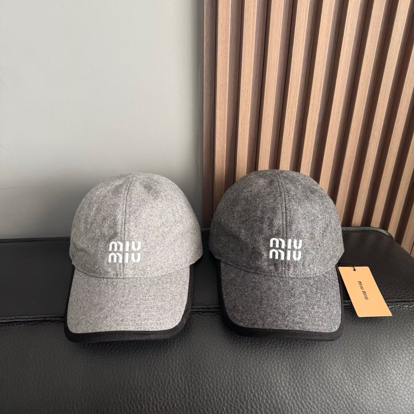 NO:643389,MiuMiu’s new cashmere baseball cap has color-blocked edges and looks very stylish. It is made of cashmere and is a perfect match for coats and down jackets!  Hats bucket hat, baseball cap, knitted hat, hat, miumiu, espadrilles, down jacket, hats19860909跑量 MiuMiu新款羊绒棒球帽 拼色包边超显大气,羊绒材质,大衣羽绒服绝配！帽子渔夫帽棒球帽针织帽,帽子,miumiu,espadrilles,down jacket,hats,hat