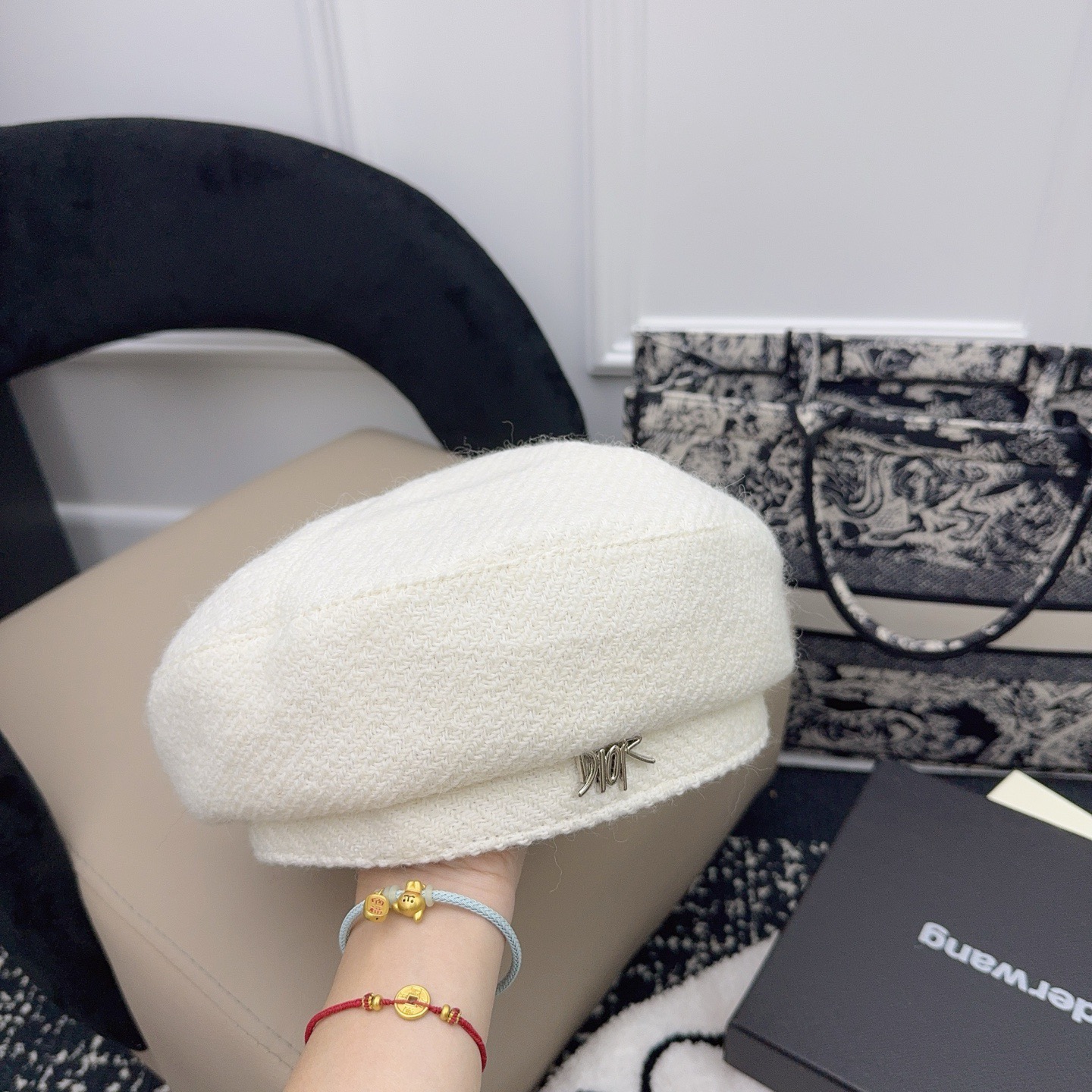 NO:643397,DIOR’s new beret is in high-end black and white color!  Super correct style hat, bucket hat, baseball cap, knitted hat, hat, dior, espadrilles, hats19860909跑量 DIOR 新款贝雷帽 高级感黑白色系！ 版型超正帽子渔夫帽棒球帽针织帽,帽子,dior,espadrilles,hats,hat