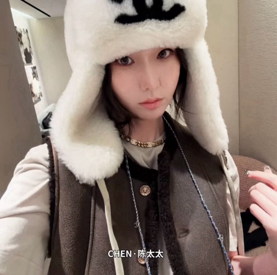 NO:643361,Running volume Chanel Mrs. Chen Paris same style Lei Feng hat fisherman hat baseball cap knitted hat, hat, chanel, espadrilles, hats19860909跑量 香奈儿陈太太巴黎同款雷锋帽帽子渔夫帽棒球帽针织帽,帽子,chanel,espadrilles,hats,hat
