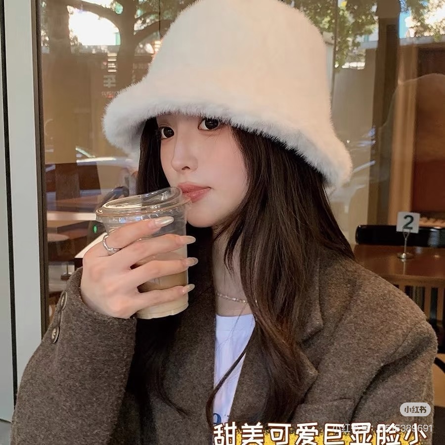 NO:643703,UGG Autumn and Winter Fisherman Hat How can you wear a winter outfit without a soft fufu hat!  It feels soft and waxy to the touch and will not shed hair at all!  In autumn and winter, you can wear coats and windbreakers casually, and they all have a Korean atmosphere~ Hats that can keep you warm when it snows in the north, fisherman hats, baseball caps, knitted hats, hats, espadrilles, hats19860909跑量 UGG秋冬渔夫帽 冬日穿搭怎么能少了软fufu的帽子！ 摸起来敲软糯的手感,完全不会掉毛！ 秋冬随便搭大衣、风衣都超有韩系氛围感～ 北方下雪天戴也暖呼呼的帽子渔夫帽棒球帽针织帽,帽子,espadrilles,hats,hat