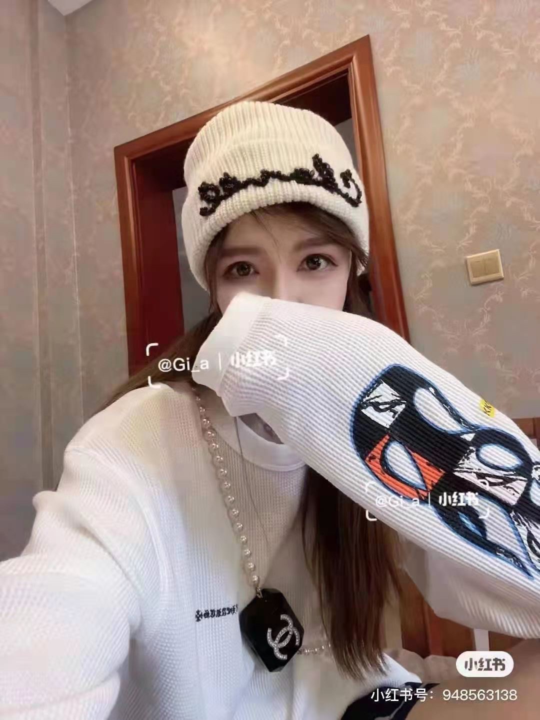 NO:643702,Running volume: ch@nel Xiaoxiang autumn and winter counter embroidered bead logo logo. Star fashionista’s popular knitted hat, fluffy and soft knitted feel. Irregular letter logo, don’t be too beautiful, shipping is very slow!  The quality is very nice!  Black and white hats, bucket hats, baseball caps, knitted hats, hats, espadrilles, hats19860909跑量 ch@nel小香秋冬专柜绣珠logo标志 明星时尚达人爆款针织帽,蓬松松软针织手感 不规则字母标志,不要太美了,出货很慢！ 质量很nice！黑白两色帽子渔夫帽棒球帽针织帽,帽子,espadrilles,hats,hat