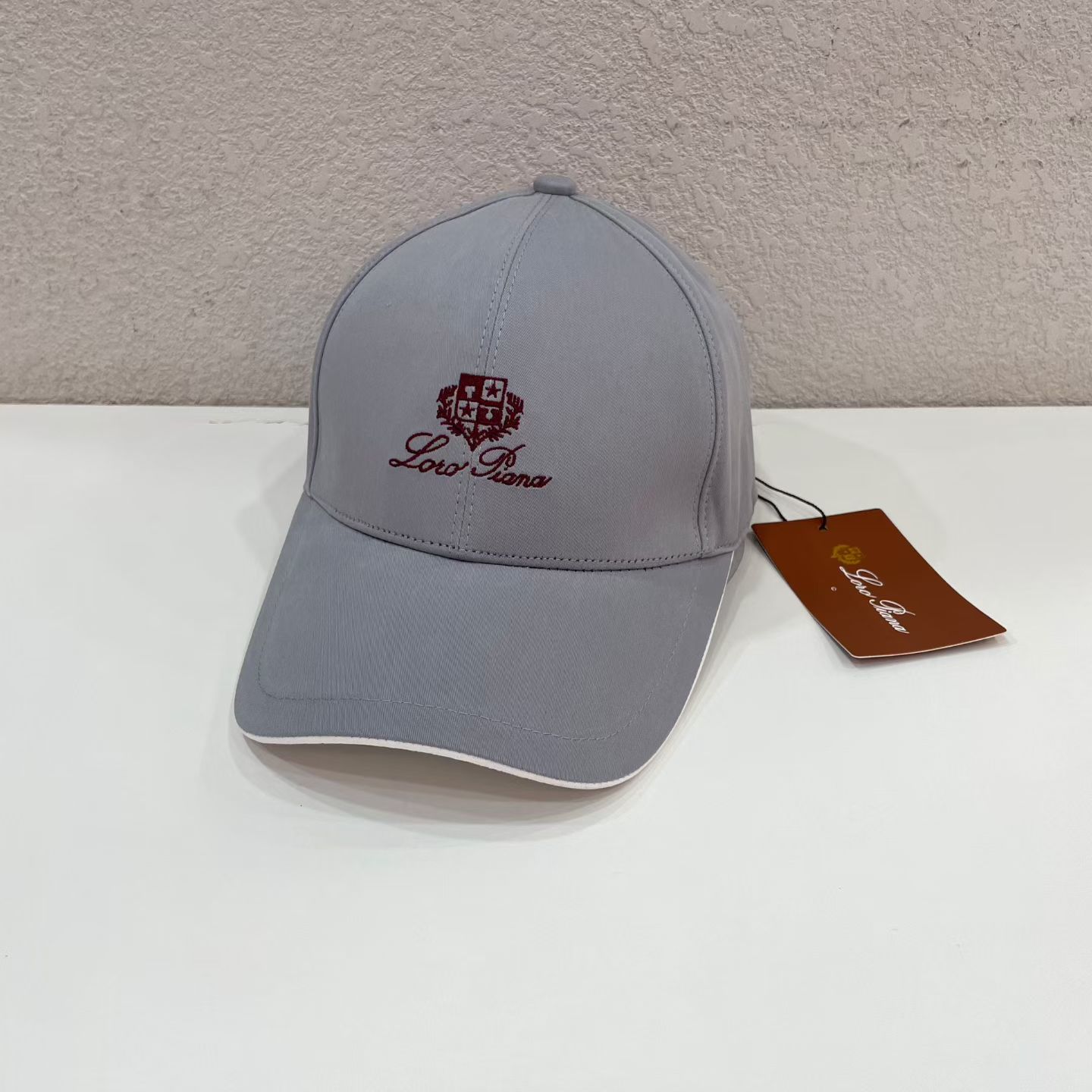 NO:643711,Running volume LP ~ New hard-top baseball cap, simple and street-friendly, with natural style. The delicate touch brings a touch of freshness and freedom. The solid color design of the hat body is simple yet stylish, showing the beauty of nature. Hats, fisherman hats, baseball caps, knitted hats, hats, loro piana, espadrilles, hats19860909跑量 LP～新款硬顶棒球帽,简约出街,自然风尚扑面而来. 细腻触感,带来一抹清新与自由. 帽身纯色设计,简约而不失格调,尽显自然之美.帽子渔夫帽棒球帽针织帽,帽子,loro piana,espadrilles,hats,hat