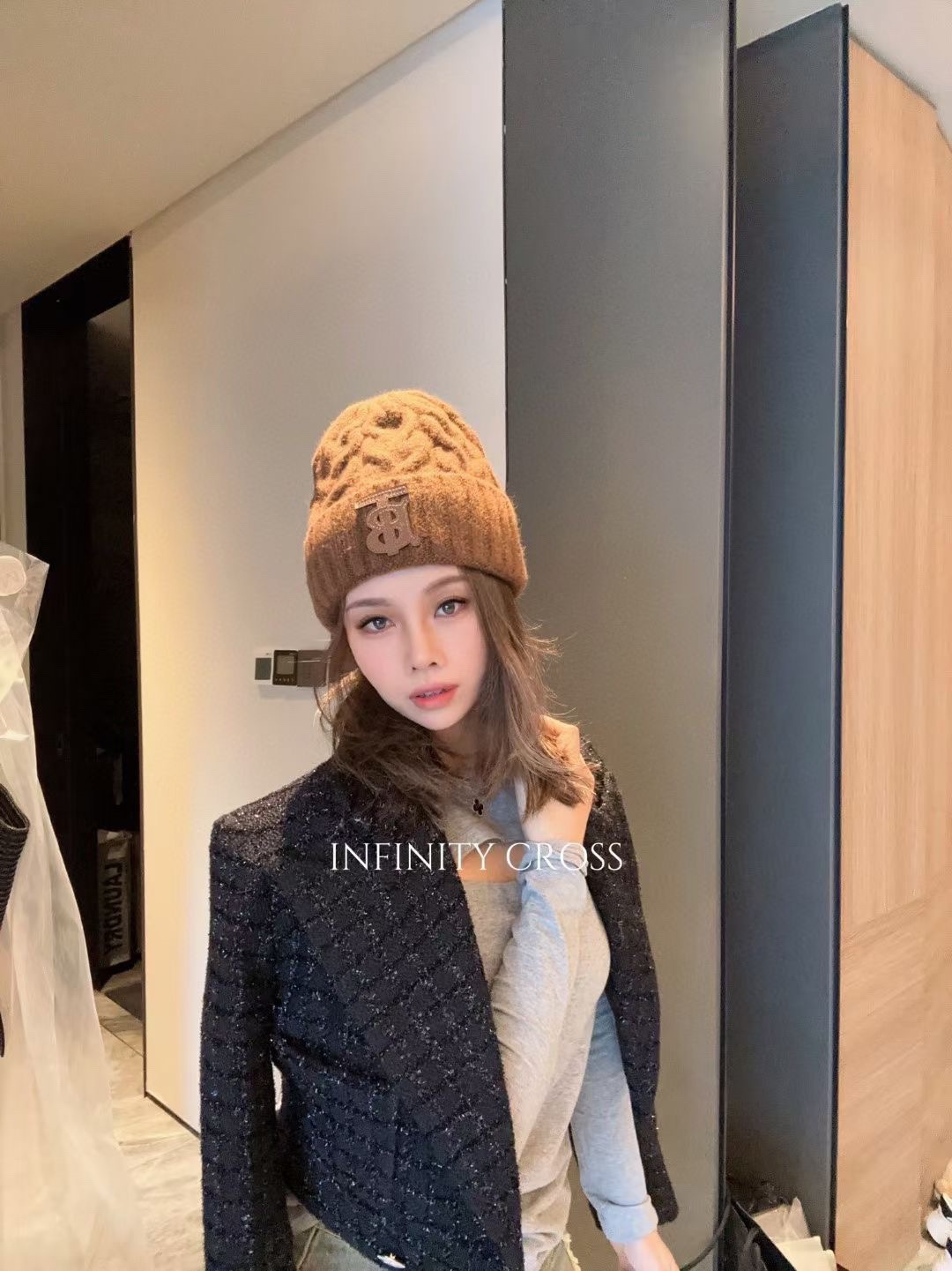 NO:643720,Burberry TB twist-shaped thick woolen hat. Super retro taste online. It is different from the colorful ones on the street now. This one has good connotation. The thick woolen yarn is wound like an iron rope. The thick edge design makes the face look small. If you are discerning, I recommend this hat to you: fisherman hat, baseball cap, knitted hat, hat, burberry, espadrilles, hats19860909跑量 Burberry TB麻花形厚款毛线帽 超复古的品位在线 区别现在满大街花花绿绿的 这款好有内涵 加粗毛线成铁索状缠绕 粗围边设计很显脸小 有眼光的这款推荐你帽子渔夫帽棒球帽针织帽,帽子,burberry,espadrilles,hats,hat