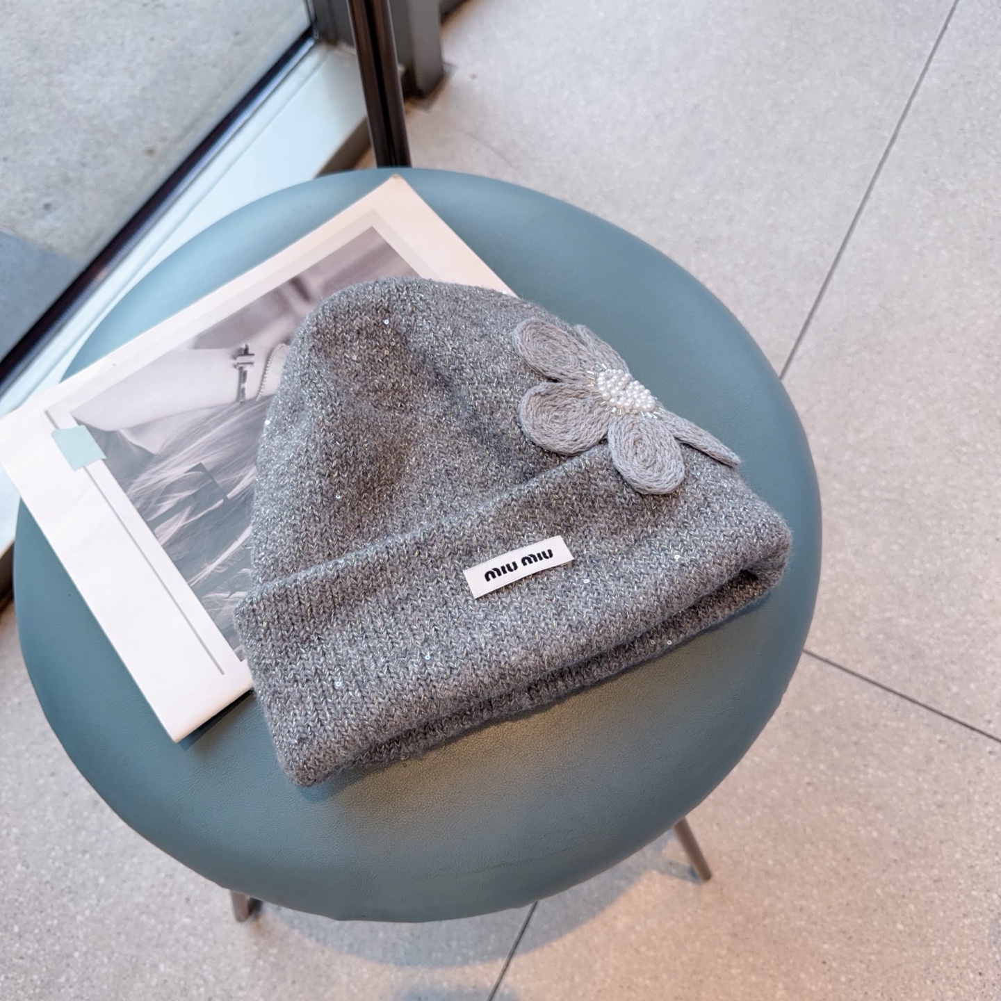 NO:670655,Running volume miu flower sequined knitted hat double-layer warm black brown white off-white dark gray light gray hat fisherman hat baseball cap knitted hat, hat, miumiu, espadrilles, hats19860909跑量 miu花朵亮片针织帽 双层保暖 黑色 咖啡色 白色 米白 深灰 浅灰帽子渔夫帽棒球帽针织帽,帽子,miumiu,espadrilles,hats,hat