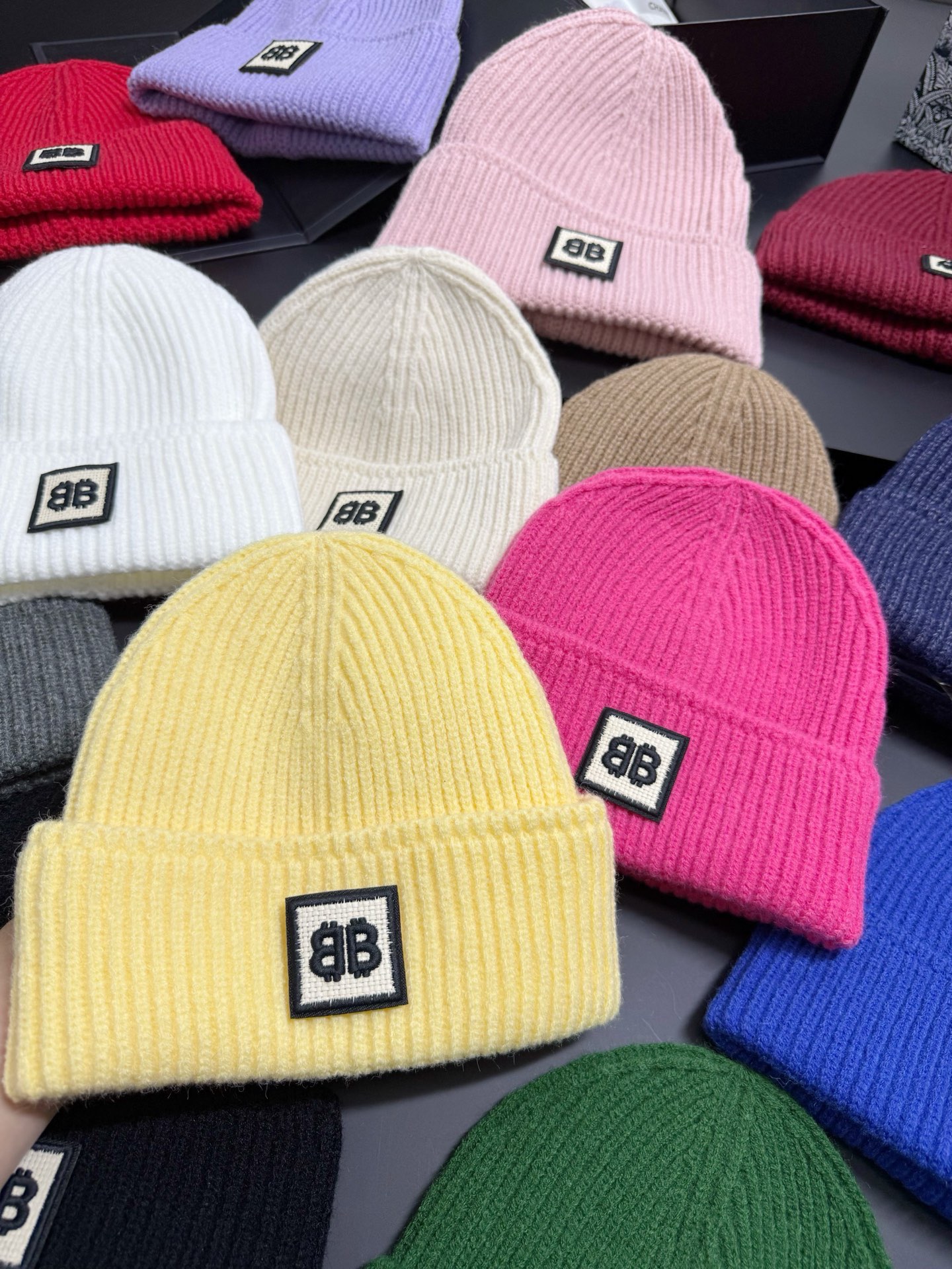 NO:670662,Running volume Paris ~ New hat made of core-spun yarn, not only versatile in color, but also very warm, super comfortable, not fussy about your hair shape, it is simply the patron saint of warmth in winter!  Hats bucket hat, baseball cap, knitted hat, hat, espadrilles, hats19860909跑量 巴黎～新款帽子 包芯纱材质,不仅颜色百搭,还很保暖,超级舒适,不挑头型,简直是冬天的温暖守护神！帽子渔夫帽棒球帽针织帽,帽子,espadrilles,hats,hat