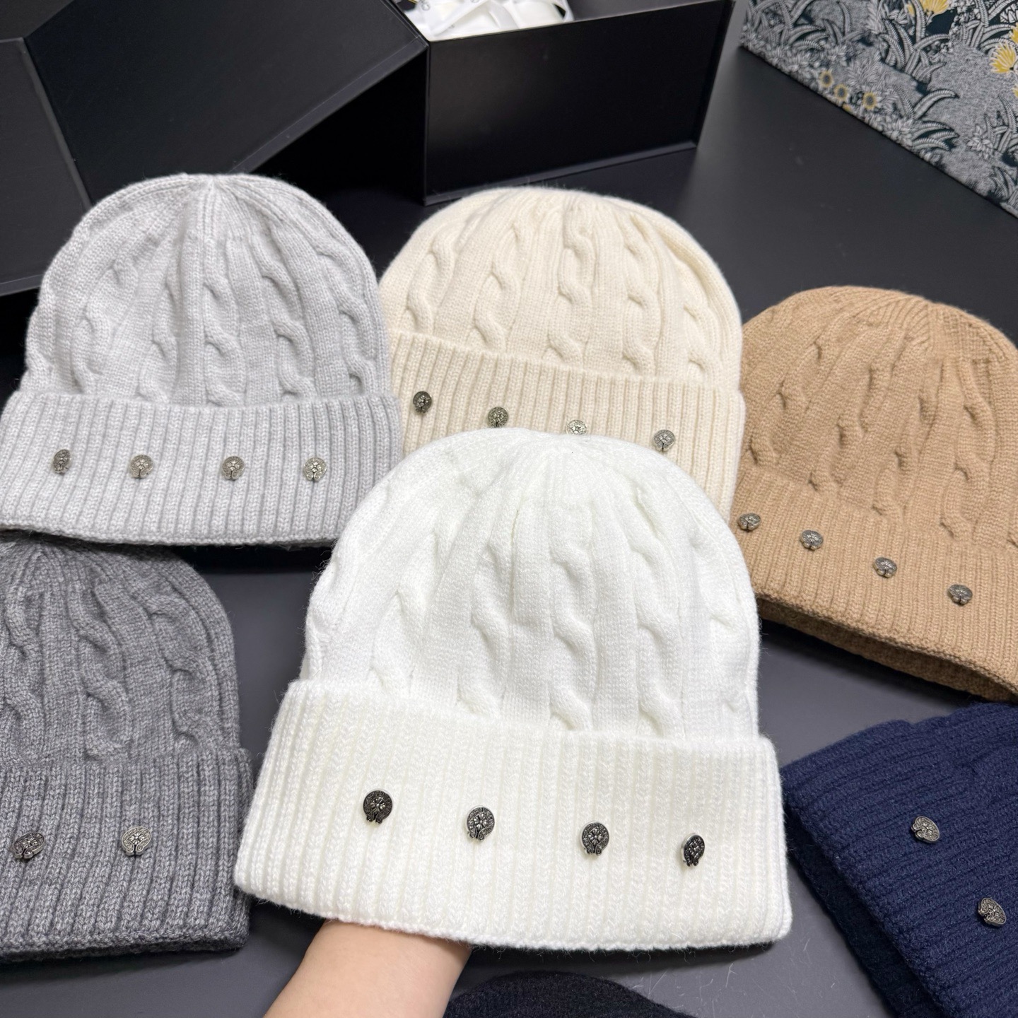 NO:670671,Running volume Croixin ~ The new cold hat is not only versatile in color, but also very warm, super comfortable, and does not matter your hair style. It is simply the patron saint of warmth in winter!  Hats, bucket hats, baseball caps, knitted hats, hats, chrome hearts, espadrilles, hats19860909跑量 克罗心～新款冷帽 不仅颜色百搭,还很保暖,超级舒适,不挑头型,简直是冬天的温暖守护神！帽子渔夫帽棒球帽针织帽,帽子,chrome hearts,espadrilles,hats,hat