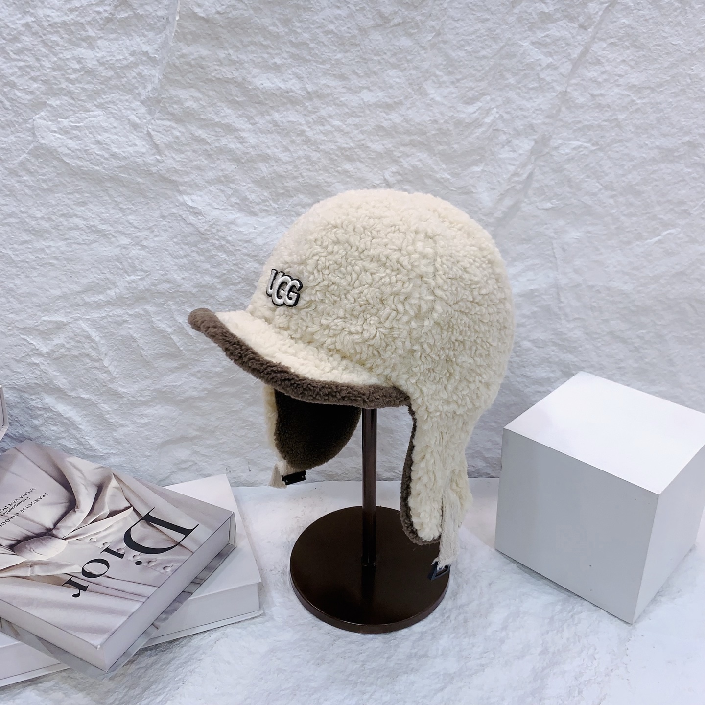 NO:670675,Running volume UGG double-sided Lei Feng hat, autumn and winter new cold-proof and warm ear protection hat, black khaki, off-white hat, fisherman hat, baseball cap, knitted hat, hat, espadrilles, hats19860909跑量 UGG双面雷锋帽 秋冬新款防寒保暖护耳帽 黑色 卡其色 米白色帽子渔夫帽棒球帽针织帽,帽子,espadrilles,hats,hat