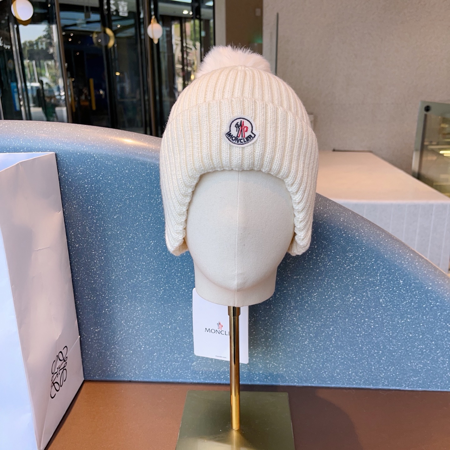 NO:670689,Moncler's new winter ear protection knitted hat for men and women. It can be easily matched with down jackets, coats or casual wear, making your winter outfit even more outstanding!  Hats bucket hat, baseball cap, knitted hat, hat, Moncler, espadrilles, down jacket, hats19860909跑量 moncler 蒙口冬季新款护耳针织帽 男女同款护耳帽,无论是搭配羽绒服,大衣还是休闲装都能轻松驾驭,让你的冬日穿搭更加出彩！帽子渔夫帽棒球帽针织帽,帽子,Moncler,espadrilles,down jacket,hats,hat