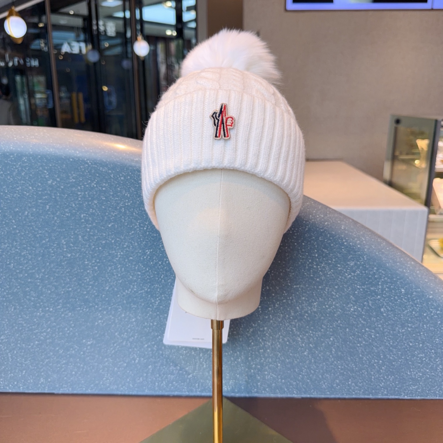 NO:670693,Running volume Moncler autumn and winter hemp pattern cashmere knitted hat fox fur ball black white light apricot gray hat fisherman hat baseball cap knitted hat, hat, Moncler, espadrilles, hats19860909跑量 Moncler蒙口秋冬麻花纹羊绒针织帽狐狸毛球 黑色 白色 浅杏 灰色帽子渔夫帽棒球帽针织帽,帽子,Moncler,espadrilles,hats,hat