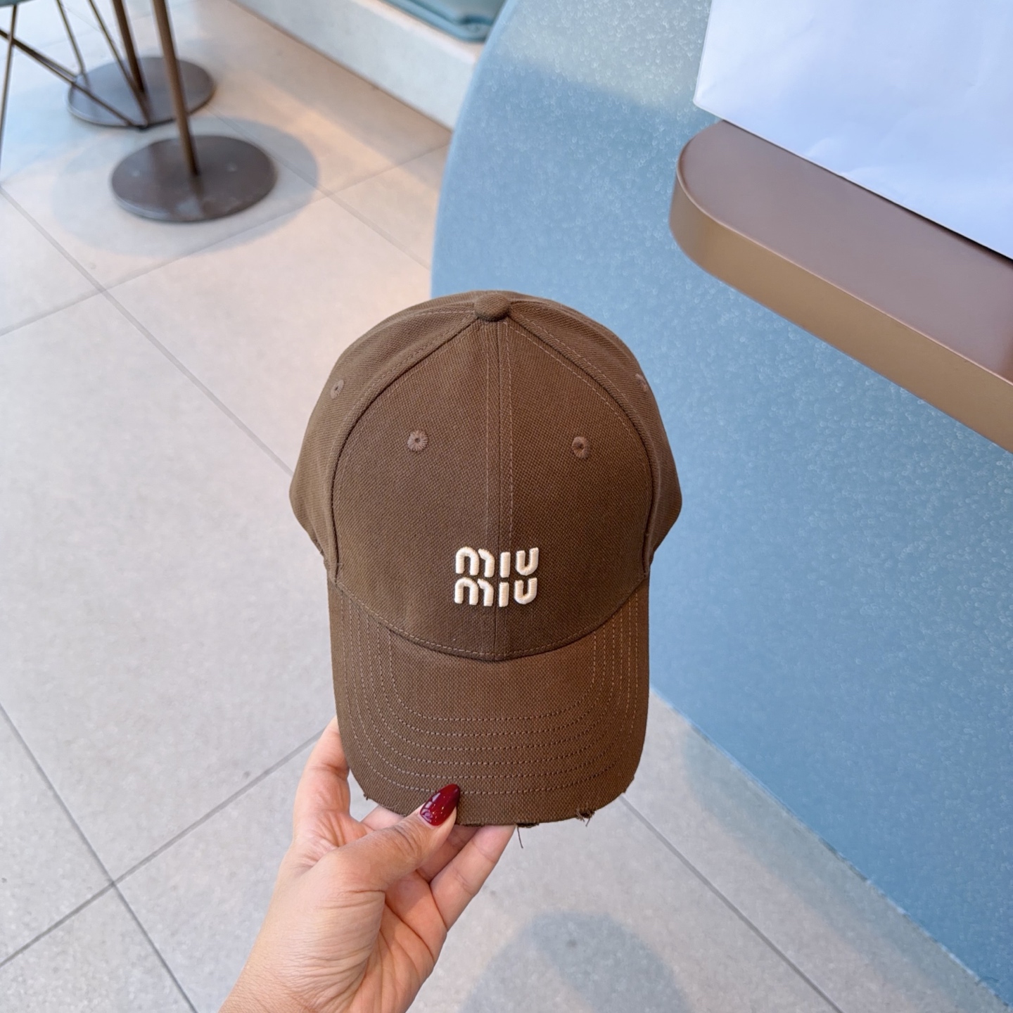 NO:703986,Running volume Miu Miu~Scheme small torn brim baseball cap. Customized woven precision embroidered original fabric. Clear lines. Simple and fashionable. High-end color matching logo. Interpretation of minimalist style features to enhance the style...hats, fisherman hats, baseball caps, knitted hats, hats, espadrilles, hats19860909跑量 缪缪～心机小破边棒球帽 定制机织精密刺绣原版布 线条分明 简洁很显时尚 拼色logo高档 演绎极简风特色 令格调随之提升…帽子渔夫帽棒球帽针织帽,帽子,espadrilles,hats,hat
