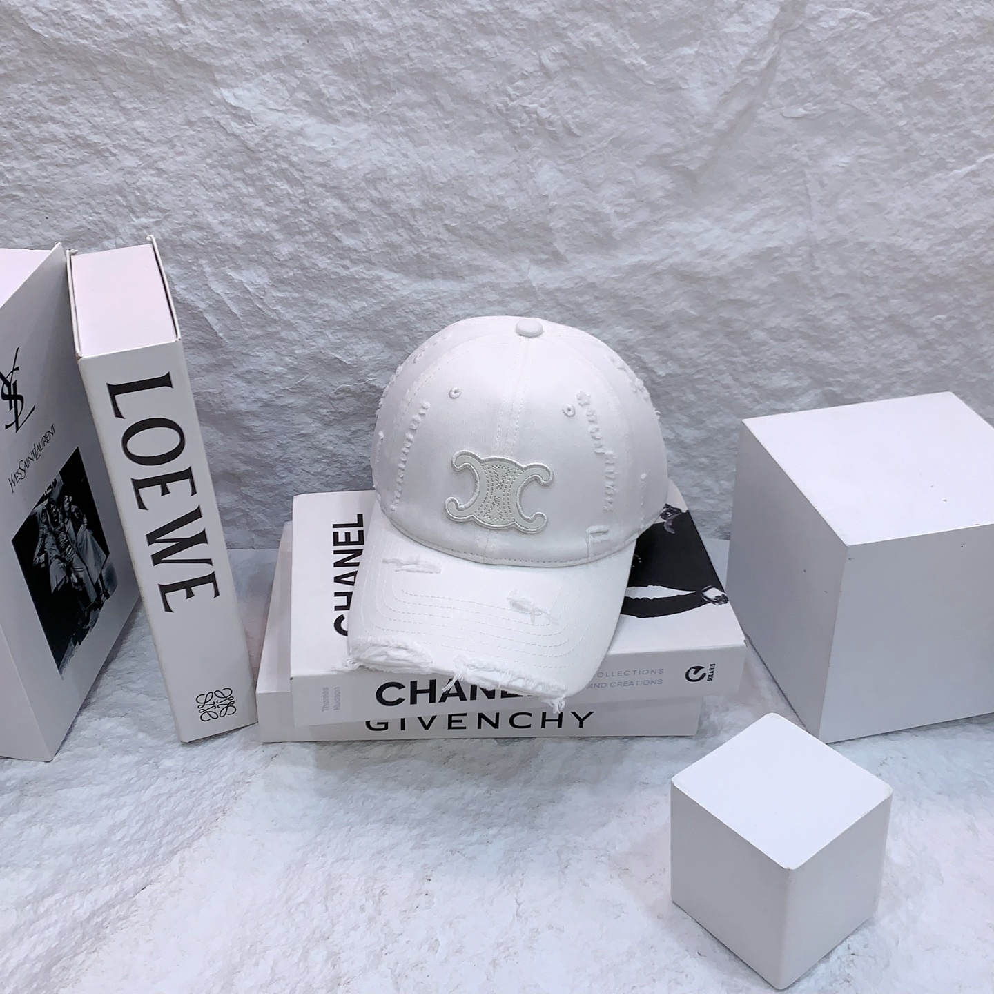 NO:703998,Celine’s all-season baseball cap is a Korean-style baseball cap. The hole-in-the-wall design is full of fashion. Wear it casually and you will instantly become fashionable!  The unique hole in the brim is very special!  Extremely versatile!  !  !  Head circumference 57cm adjustable hat bucket hat baseball cap knitted hat, hat, celine, espadrilles, hats19860909跑量 赛琳四季款棒球帽 韩版棒球帽,破洞的设计潮流感满满,随便一戴,时髦感立刻up！独特的帽檐破洞很特别！巨百搭！！！ 头围57cm可调节帽子渔夫帽棒球帽针织帽,帽子,celine,espadrilles,hats,hat