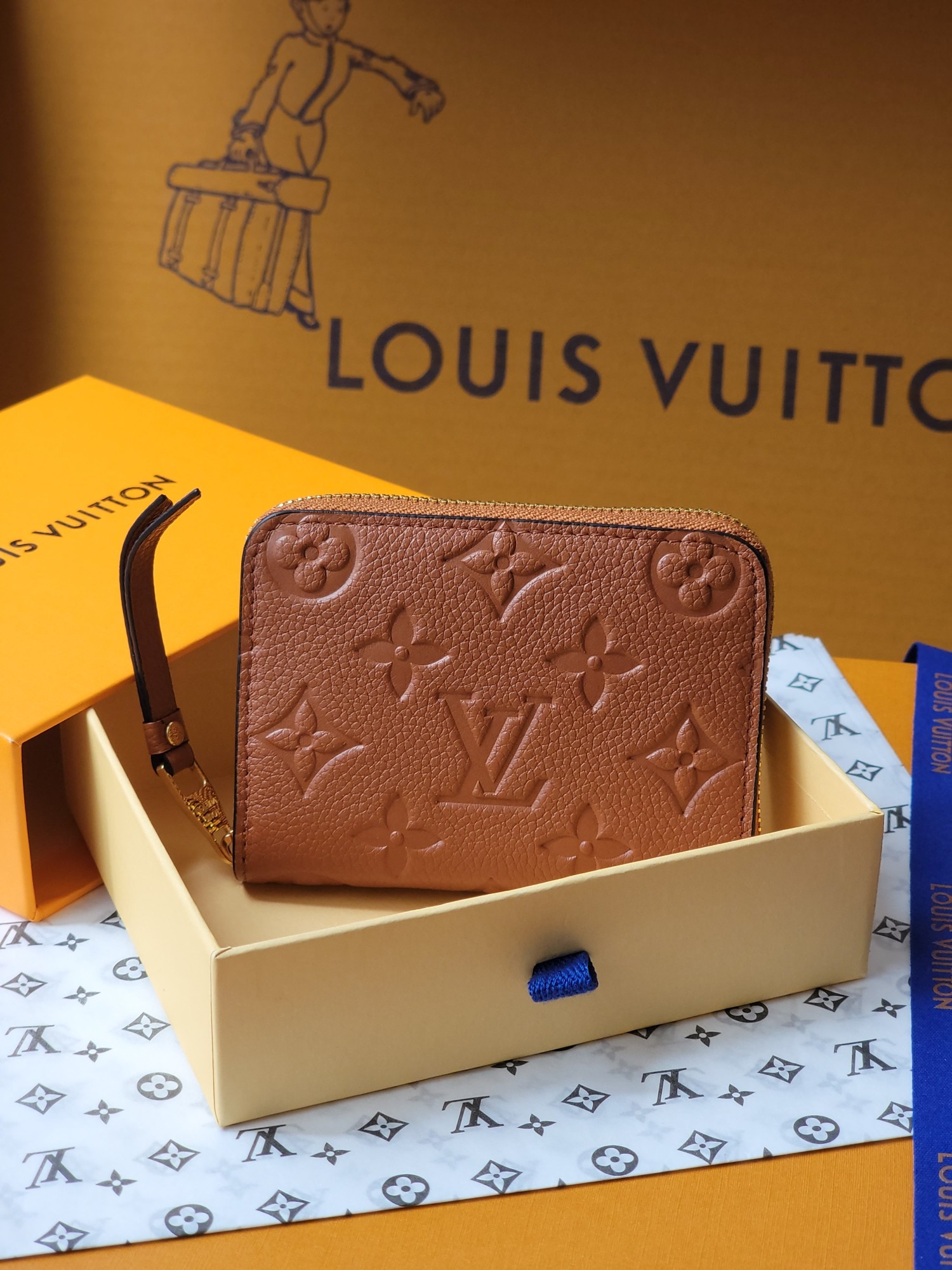 Top Short Zipper Coin Purse | M12760 Embossedfirst Layer P345 | This Zipper Coin Purse Provides The Most Ideal Choice For Urbanites. The Bag Is Exquisite And Compact And Can Be Used To Hold Change, Credit Cards And Folded Banknotes. It Is Small And Exquisite, And You Can Easily Put It In Even If Your Pocket Is Small. Size: 11x8x1cm