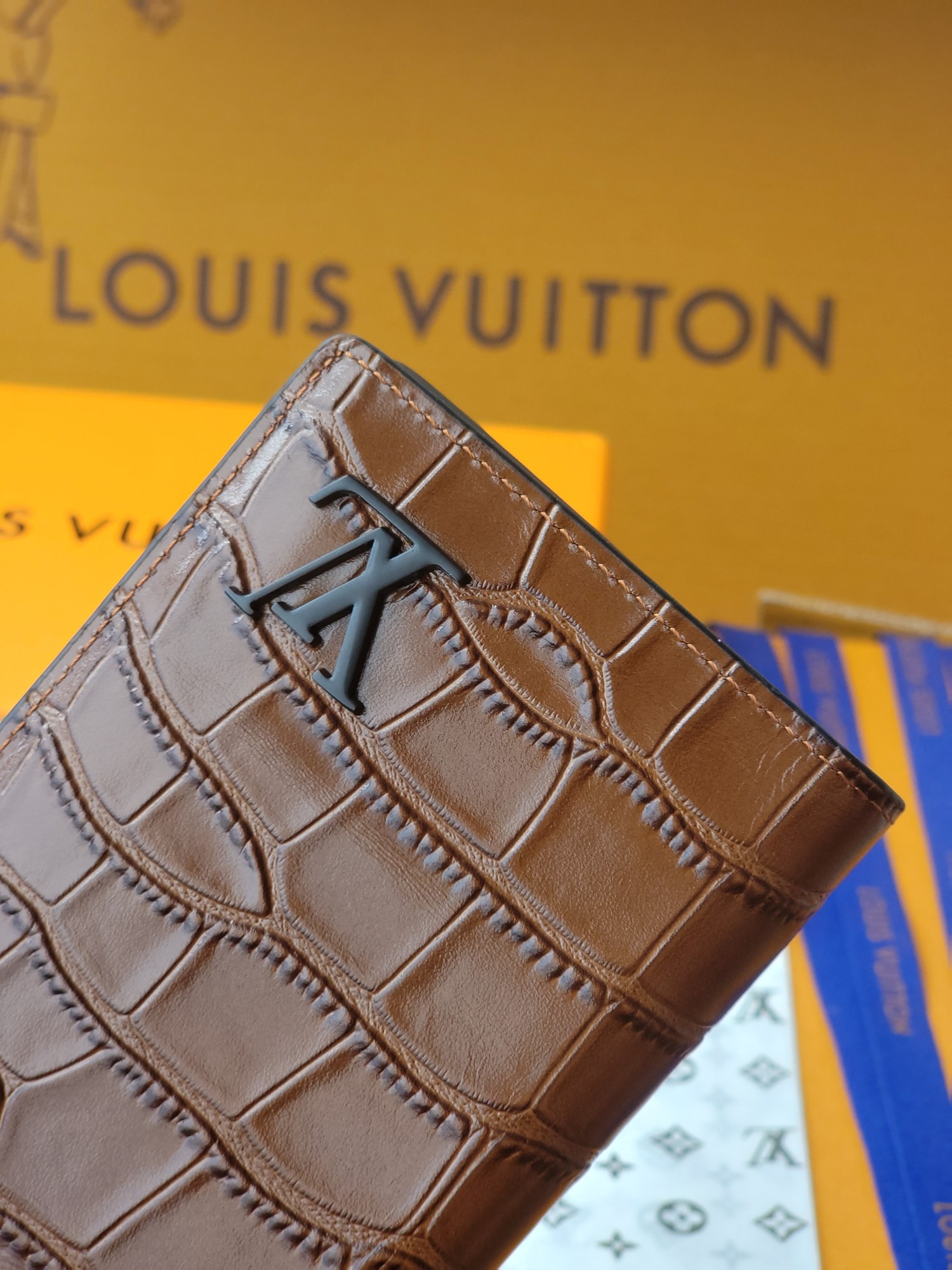 Luxury Alligator Leather Wallet with Multiple Slots and Pockets: Brazza M81830 Suit (19x10x2 cm) - 图片 4