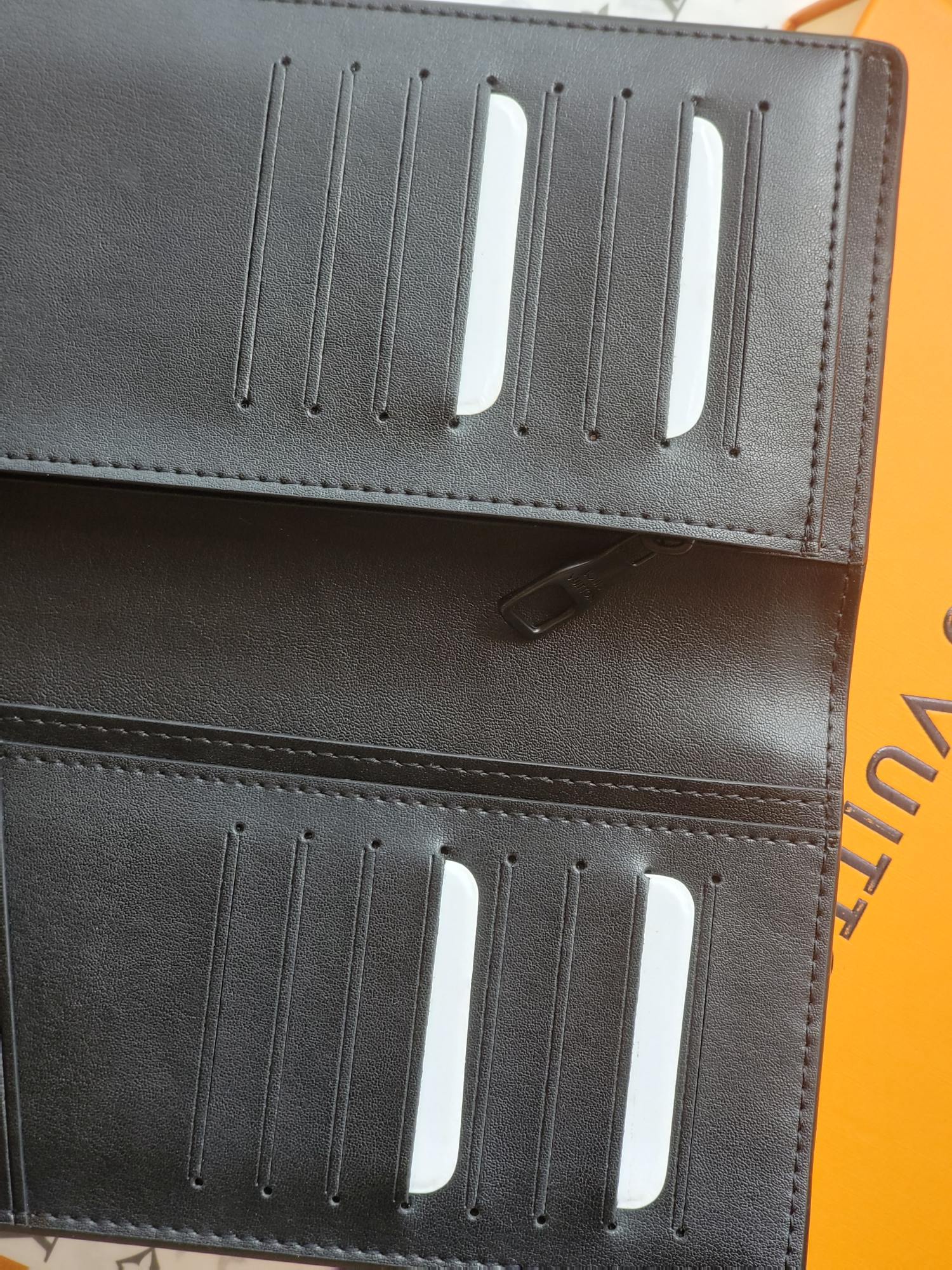 Luxury Alligator Leather Wallet with Multiple Slots and Pockets: Brazza M81830 Suit (19x10x2 cm) - 图片 7