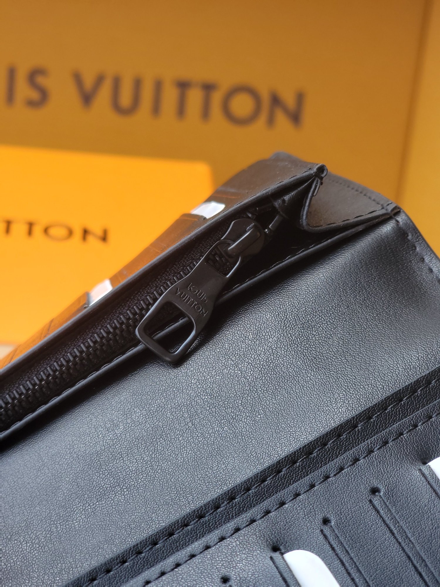 Luxury Alligator Leather Wallet with Multiple Slots and Pockets: Brazza M81830 Suit (19x10x2 cm) - 图片 9