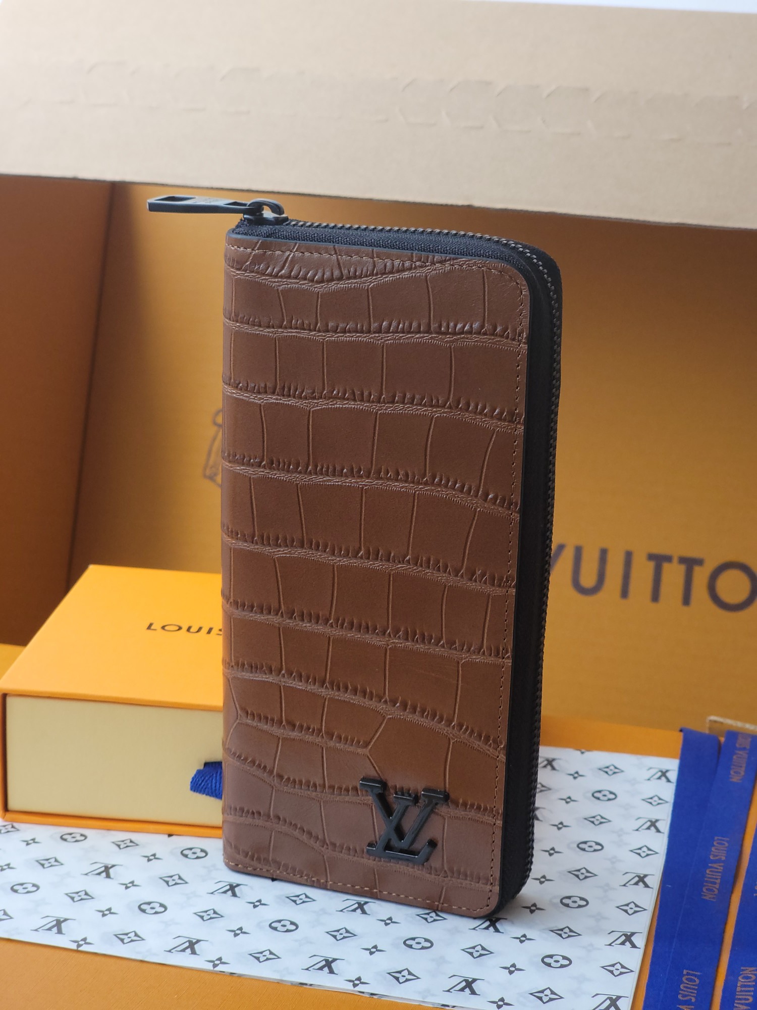 Louis Vuitton Zippy Vertical Wallet M81830 - جلد التمساح الأنيق للرجال