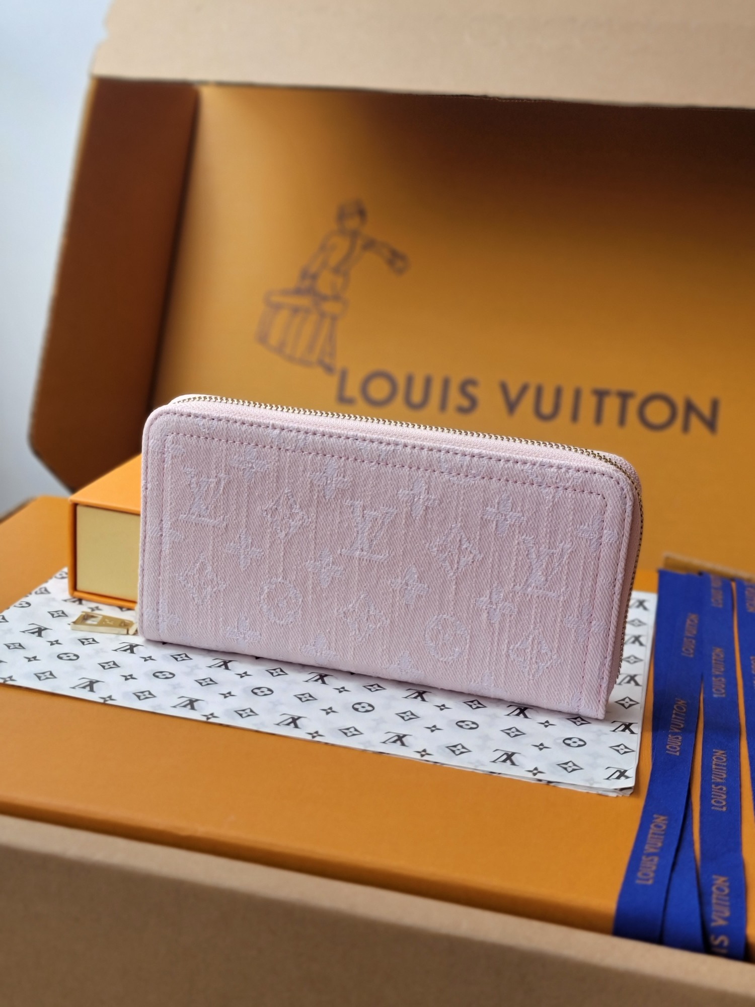 Elegante Cartera con Cremallera Louis Vuitton en Denim Rosa Monogram