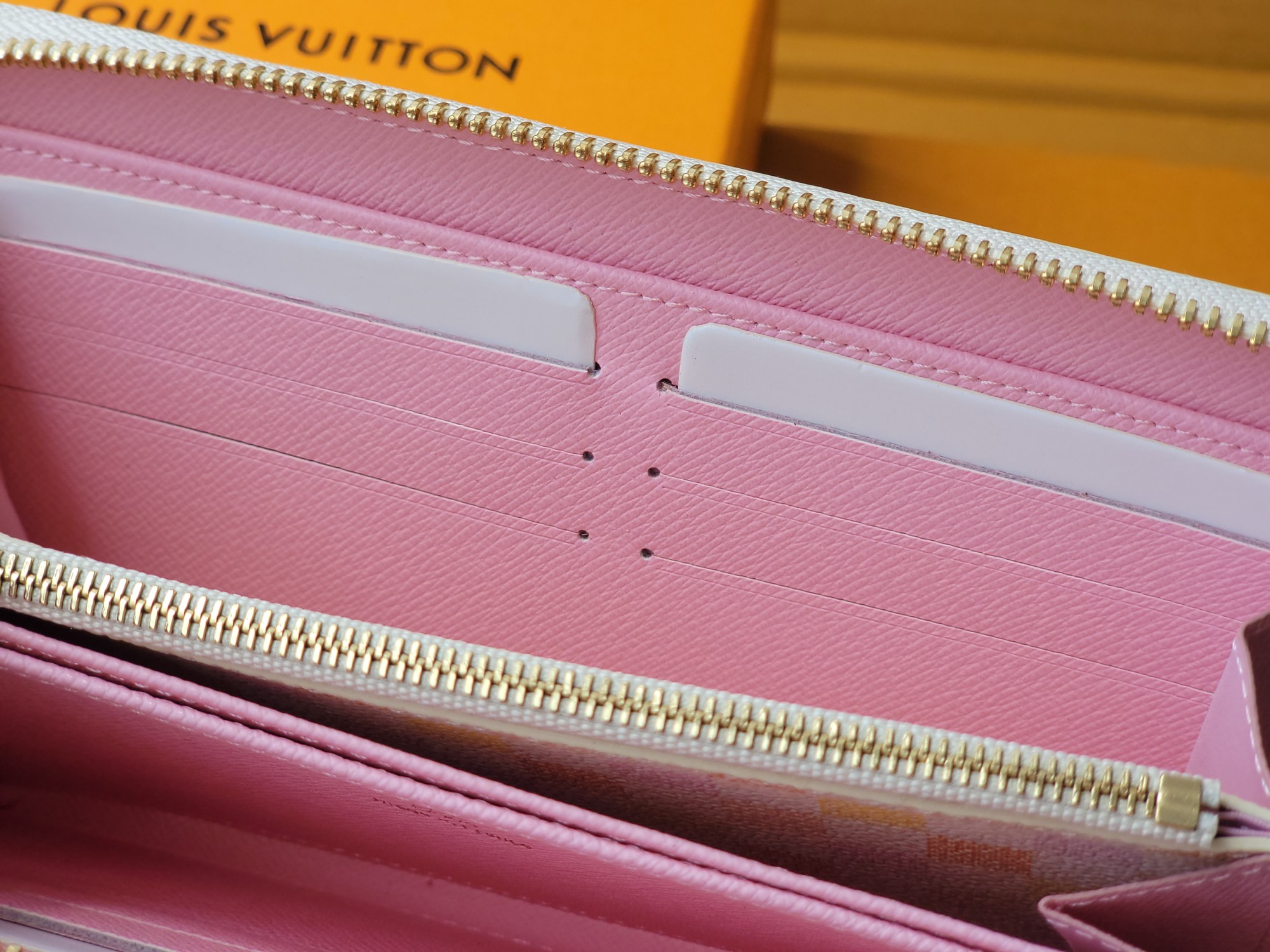 Louis Vuitton Zippy Wallet Damier Azur Canvas with Colorful Details 7 a1751177448758 6025