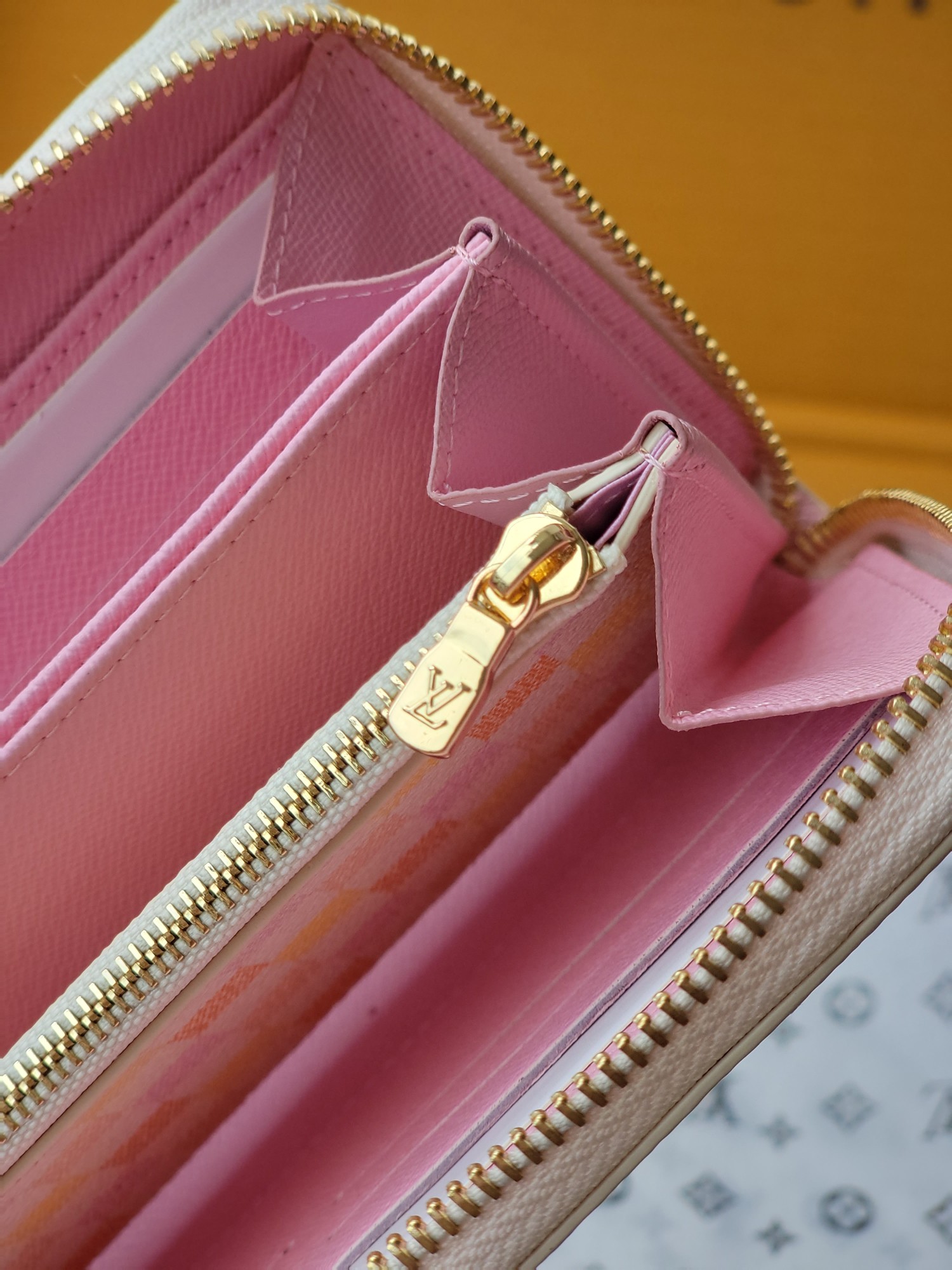 Louis Vuitton Zippy Wallet Damier Azur Canvas with Colorful Details 9 a1751177449587 7568
