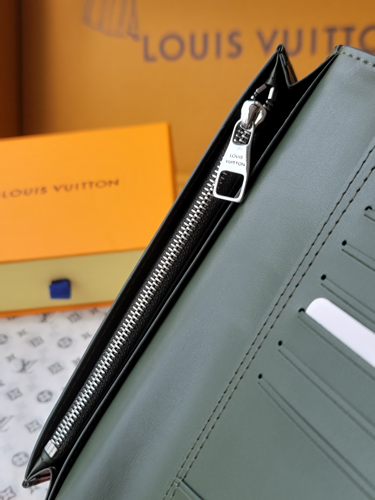 Louis Vuitton Brazza Wallet: Luxurious Leather, Functional Design, Yakuza Black – M84668 - 图片 8