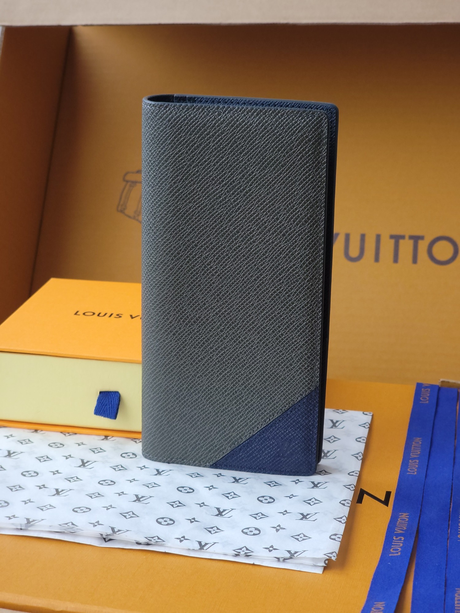 Portefeuille Brazza Louis Vuitton en Cuir Taïga Vert et Bleu Marine