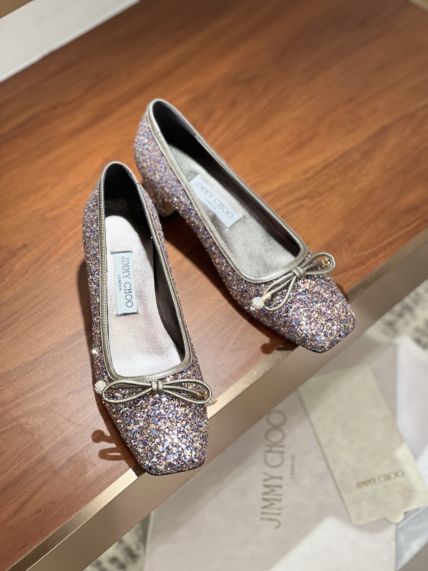 NO:174544,ELME decoration bow square head commuter lazy shoes | Top version Materials and craftsmanship Original sheepskin Original padded leather insole Pearl and crystal decoration bow 4.5cm square heel design, Italian leather outsole Size35-41 (customized for 40 41), single shoes, sheepskin, Leather soles19860909ELME饰蝴蝶结方头通勤懒人单鞋｜顶级版本 材料与工艺 原版羊皮 原版加垫皮革内底 珍珠和水晶饰蝴蝶结 4.5cm方跟设计,意大利真皮大底 Size35-41（40 41定做）,单鞋,sheepskin,Leather soles,Women's Shoes