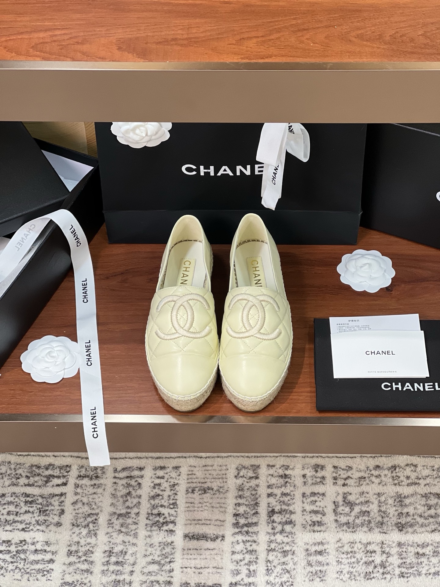 NO:229914,The official website synchronizes Chane* 25 spring new product thickened and upgraded version Espadrilles Fisherman's shoes, Xiaoxiang classic style!  Exclusive purchase of original one-to-one quality!  Hong Kong Harbour City, Shenzhen Vientiane City, and Guangzhou Taikoo Hui have successively purchased original versions and crafted details, developed one by one, so they are absolutely safe to sell!  The counter synchronous electric embroidered diamond grid New Year gentle style series Detail analysis ※Original shoe last, the counter try on the foot feeling!  Don't press the instep!  ※Exclusive version of the original customized three-dimensional hand-made electric embroidery logo, small factories cannot make this craft!  Gao Kezhong exclusive custom original sheepskin, with complete and seamless silk sheepskin inner lining!  ※A full set of original packaging, matte matte tote bags, thick hand ropes, camellias, sealable cloth bags, sealing stickers, etc.!  ※Original glue-injected translucent rubber original color hemp base, the latest bottom flower logo!  The counter is synchronized to increase the thickness, making it more comfortable and wear-resistant!  ※A pair of shoes that can be worn into the counter with confidence!  Number of 35-40, can be customized for 34 and 41 without return and exchange 55 limited series, loafers, chanel, loafers, espadrilles, sheepskin19860909官网同步Chane* 25春季新品鞋底加厚升级版 Espadrilles 渔夫鞋单鞋 小香经典版型！独家代购原版一比一品质！香港海港城,深圳万象城,广州太古汇陆续多次原版购入雕琢细节,一比一开发,绝对放心卖！ 专柜同步电绣菱格新春温柔风系列 细节剖析 ※原版鞋楦,专柜试穿脚感！不压脚背！ ※独家对版原版定制立体手工电绣logo,小厂做不出来这个工艺！高克重独家定制原版羊皮,完整不断开无接缝丝绸羊皮内里！ ※全套原版包装,亚光磨砂手提袋,加粗手提绳,山茶花,可封口布袋,封口贴等等一应俱全！ ※原版注胶半透明橡胶原色麻底,最新底花logo！同步专柜增加厚度,更舒服更耐磨！ ※一对可以放心穿进专柜的鞋子！ 码数35-40,可以定做34和41不退换 55限定系列,乐福鞋,chanel,loafers,espadrilles,sheepskin,Women's Shoes