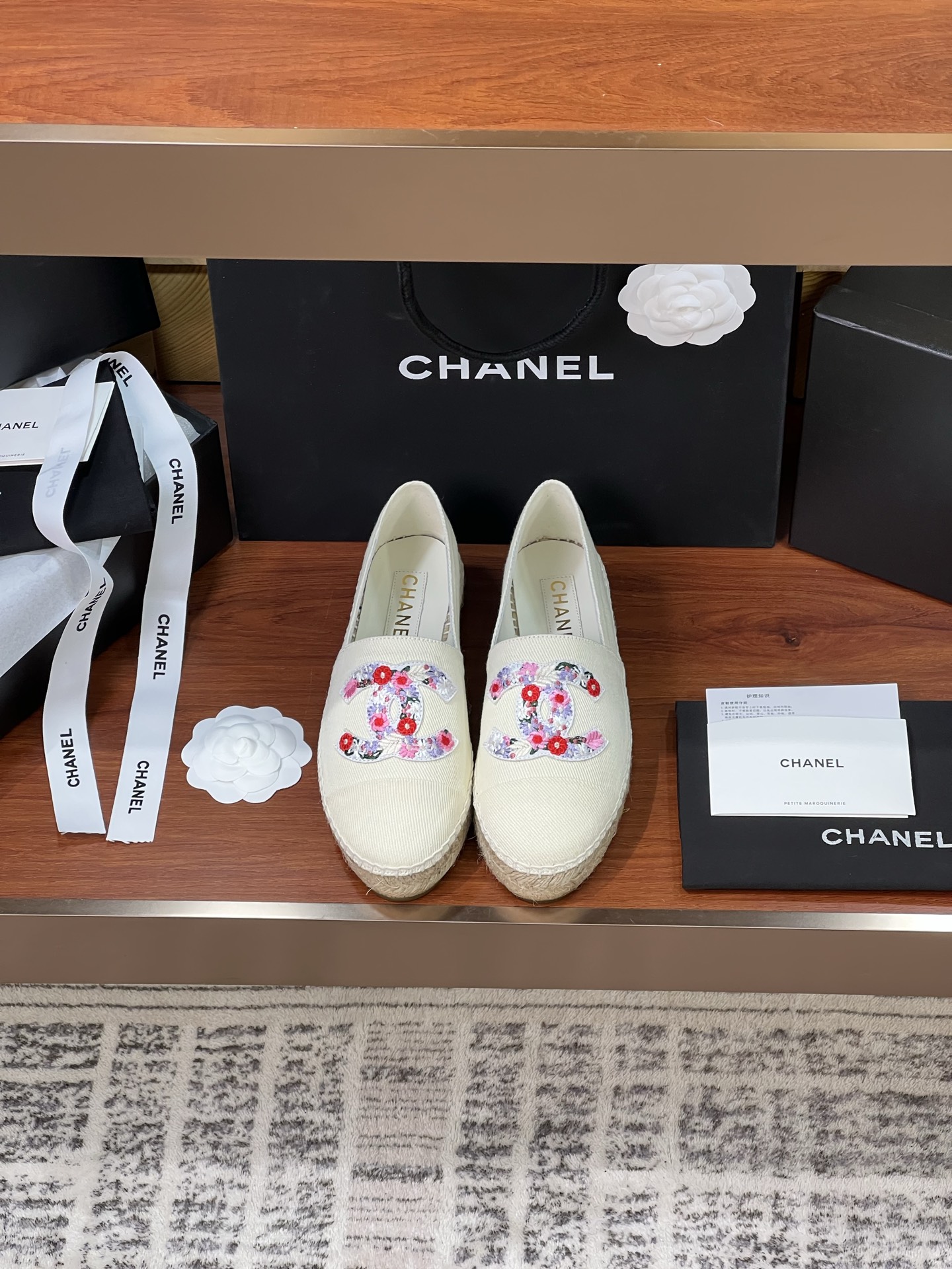 NO:229918,The official website synchronizes Chane* 25 spring new product thickened and upgraded version Espadrilles Fisherman's shoes, Xiaoxiang classic style!  Exclusive purchase of original one-to-one quality!  Hong Kong Harbour City, Shenzhen Vientiane City, and Guangzhou Taikoo Hui have successively purchased original versions and crafted details, developed one by one, so they are absolutely safe to sell!  The counter is simultaneously customized with Chinese style and New Year gentle style series. Details analysis ※Original shoe last, the counter try on the foot feeling!  Don't press the instep!  ※Exclusive version of the original custom embroidered flower logo, small factories cannot make this craft!  Gaoke Chong exclusive custom original denim, with complete and seamless silk sheepskin lining!  ※A full set of original packaging, matte matte tote bags, thick hand ropes, camellias, sealable cloth bags, sealing stickers, etc.!  ※Original glue-injected translucent rubber original color hemp base, the latest bottom flower logo!  The counter is synchronized to increase the thickness, making it more comfortable and wear-resistant!  ※A pair of shoes that can be worn into the counter with confidence!  Number of 35-40, can be customized for 34 and 41 without return and exchange 55 limited series, loafers, chanel, loafers, espadrilles, sheepskin19860909官网同步Chane* 25春季新品鞋底加厚升级版 Espadrilles 渔夫鞋单鞋 小香经典版型！独家代购原版一比一品质！香港海港城,深圳万象城,广州太古汇陆续多次原版购入雕琢细节,一比一开发,绝对放心卖！ 专柜同步定制中国风新春温柔风系列 细节剖析 ※原版鞋楦,专柜试穿脚感！不压脚背！ ※独家对版原版定制绣花朵logo,小厂做不出来这个工艺！高克重独家定制原版牛仔布,完整不断开无接缝丝绸羊皮内里！ ※全套原版包装,亚光磨砂手提袋,加粗手提绳,山茶花,可封口布袋,封口贴等等一应俱全！ ※原版注胶半透明橡胶原色麻底,最新底花logo！同步专柜增加厚度,更舒服更耐磨！ ※一对可以放心穿进专柜的鞋子！ 码数35-40,可以定做34和41不退换 55限定系列,乐福鞋,chanel,loafers,espadrilles,sheepskin,Women's Shoes