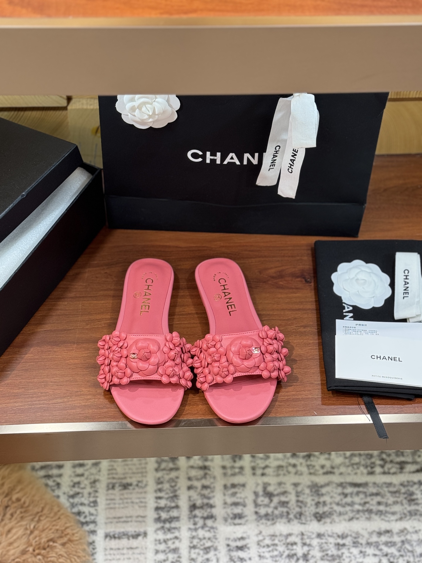 NO:224687,Chane ~* 25Ss Spring and Summer New Small Fragrant Flower World Camellia Series Slippers Sandals... One second to enter the summer, the best Camellia Series Flip-flops Xiaoxiang C Home 2025P Early Spring Holiday Series, the coquettish camellia slippers, playful and yet rich in style~ Full of exquisiteness, walking is white and rich, 100% sweet, beautiful, so beautiful that you can't take your eyes away, comfortable and don't tiring your feet. You will definitely stretch your legs, have beauty, and wear your own style and attitude!  Color: Black/white/apricot/gold/rose red Upper: Genuine leather hand-sewn camellia flowers and buds, artificial alone is already very expensive, super exquisite Inner footbed: Sheepskin inner footbed and footbed Outsole: Original custom double-layer leather sole Complex crafts leather sole Ten grooves Train line Very exquisite material workmanship Size 35-39 (40 41 custom made without return), slippers, chanel, chanel, sandals, slippers, sheepskin, Leather soles19860909Chane～* 25Ss春夏新款小香花花的世界山茶花系列拖鞋凉鞋… 一秒入夏重工极品山茶花系列一字拖 小香C家2025P早春度假系列,嗲嗲的山茶花拖鞋,俏皮又不失千金风～满满的精致感,妥妥的行走白富美,甜度百分百,美的移不开眼,上脚舒适不累脚 妥妥拉长腿部线条,拥有美好,穿出自己的风格和态度！ 颜色:黑色/白色/杏色/金色/玫红 鞋面: 真皮手工缝制山茶花朵和花苞,光人工就已经很下血本了,超级的精致 内里垫脚:羊皮内里和垫脚 大底:原版定制双层真皮大底 复杂工艺真皮大底十挖槽 车线 非常考究材料做工 尺码35-39(40 41定做不退换）,拖鞋,chanel,chanel,sandals,slippers,sheepskin,Leather soles,Women's Shoes