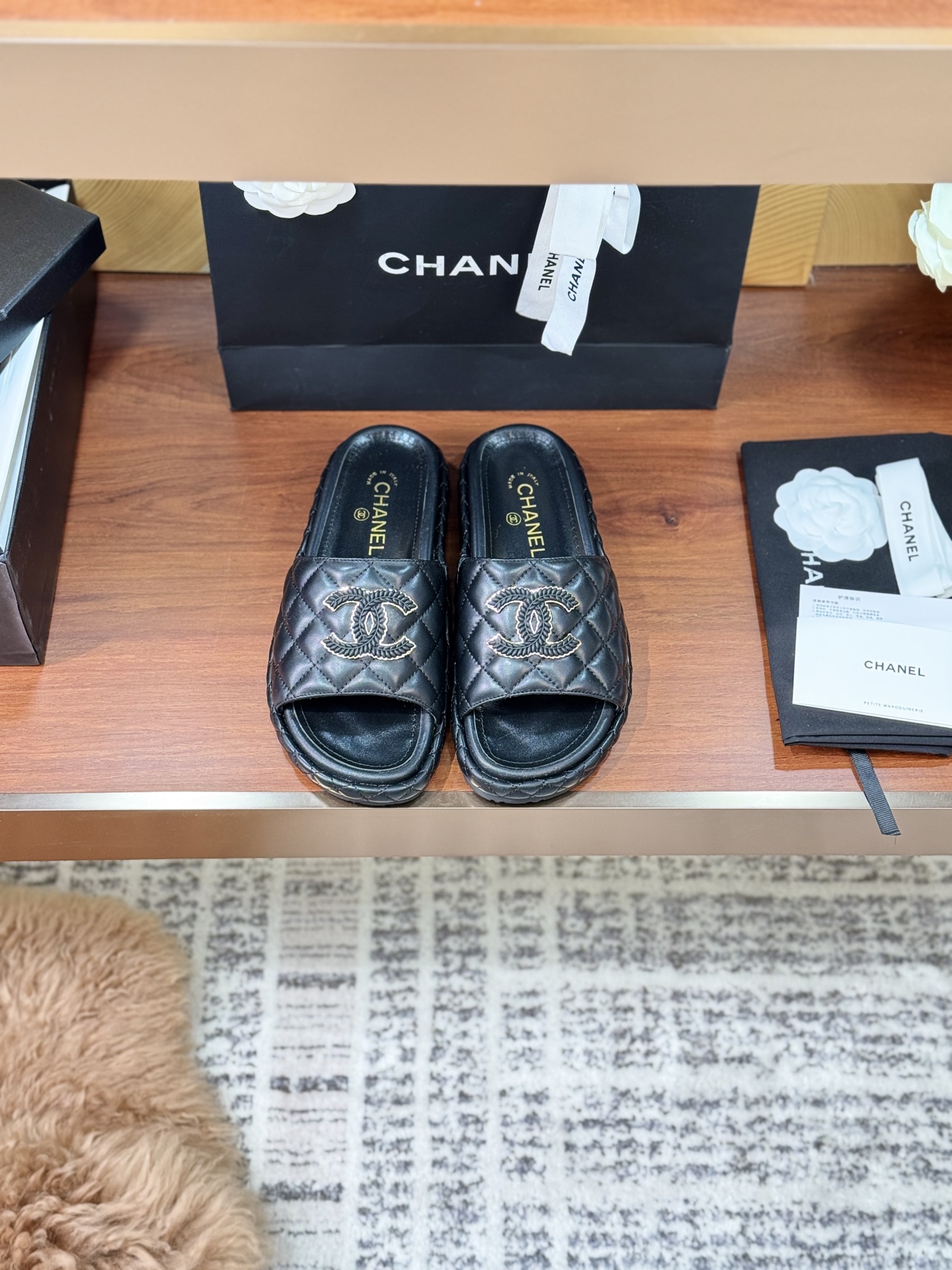 NO:224690,Chane ~* 25Ss spring and summer new lazy thick-soled slippers sandals... One second to enter the summer Heavy Industry's top-quality broadband diamond-grid Mier leather double C-flops, Xiaoxiang C home 2025P early spring vacation series, soft and glutinous thick sole matched with wheat ear weaving logo, super simple and comfortable, foaming and ultra-light sole, even without pressure for a day. Color: black/white/acoustic upper: imported lambskin inner foot pad: sheepskin inner foot pads and foot pads. Outsole: Exclusive model ultra-light foam sole Size 35-39 (40 custom made without return), slippers, chanel, chanel, sandals, slippers, sheepskin19860909Chane～* 25Ss春夏新款懒人厚底拖鞋凉鞋… 一秒入夏重工极品宽带菱格蜜儿真皮双c一字拖,小香C家2025P早春度假系列,软糯糯的厚底搭配上小麦穗编制logo,超级简约又舒服,发泡超轻大底,更是暴走一天都毫无压力 颜色:黑色/白色/杏色 鞋面: 进口小羊皮 内里垫脚:羊皮内里和垫脚 大底:独家开模超轻发泡底 尺码35-39(40 定做不退换）,拖鞋,chanel,chanel,sandals,slippers,sheepskin,Women's Shoes