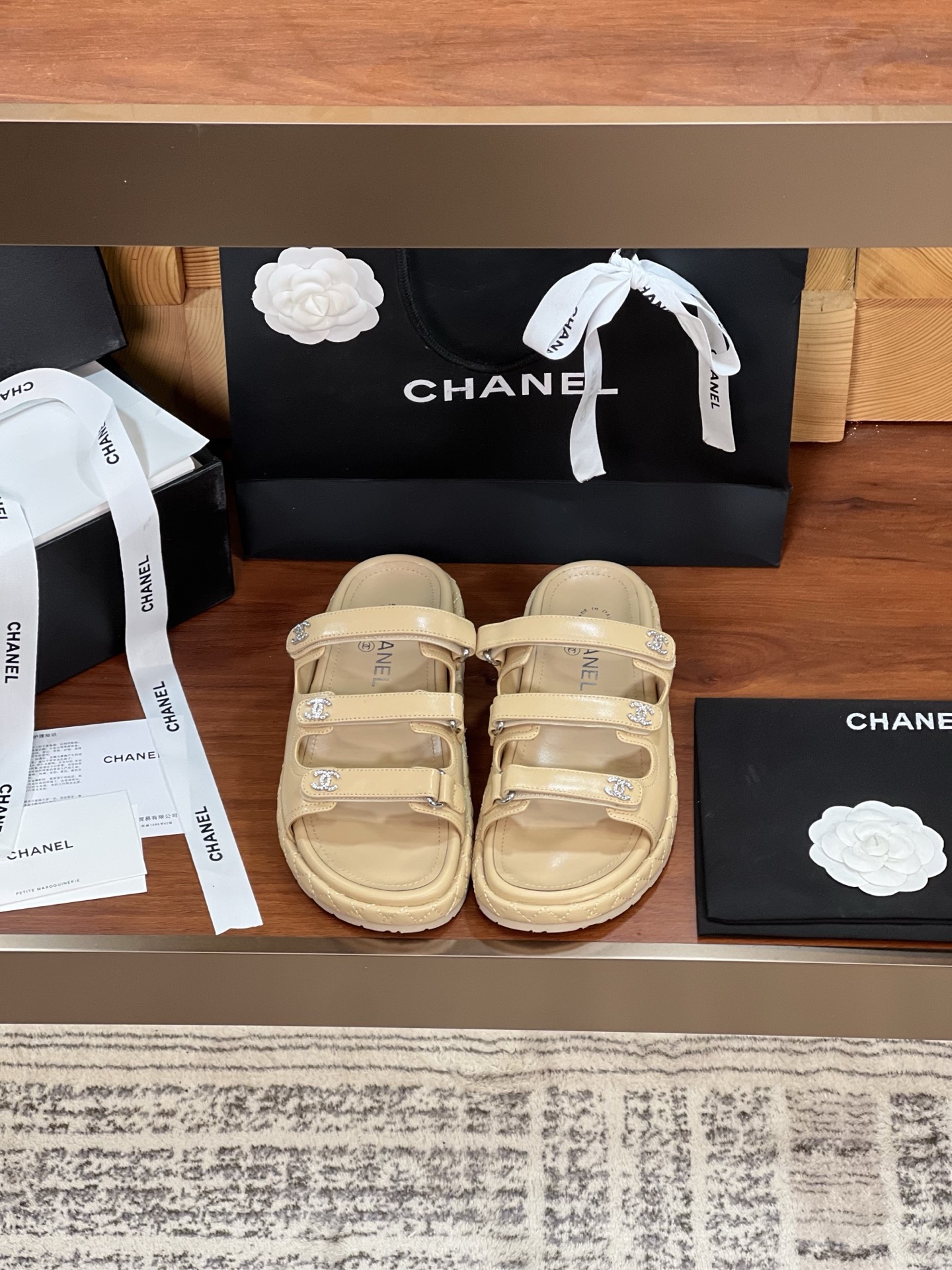 NO:224695,Chane ~* 25Ss spring and summer new three-generation three-band Velcro beach lazy thick-soled slippers sandals... Xiaoxiang C home 2025P early spring vacation series, soft and glutinous thick-soled beach style, super simple and comfortable, foamed and ultra-light sole, even without pressure for a day. Color: black/white/apricot/silver Upper: imported lambskin inner foot pad: sheepskin inner foot pad and foot pad Outsole: exclusive model open ultra-light PU foam sole Size 35-39 (40 41 custom made without return or exchange), slippers, chanel, chanel, sandals, slippers, sheepskin19860909Chane～* 25Ss春夏新款三代三带魔术贴沙滩懒人厚底拖鞋凉鞋… 小香C家2025P早春度假系列,软糯糯的厚底沙滩风,超级简约又舒服,发泡超轻大底,更是暴走一天都毫无压力 颜色:黑色/白色/杏色/银色 鞋面: 进口小羊皮 内里垫脚:羊皮内里和垫脚 大底:独家开模超轻PU发泡底 尺码35-39(40 41定做不退换）,拖鞋,chanel,chanel,sandals,slippers,sheepskin,Women's Shoes