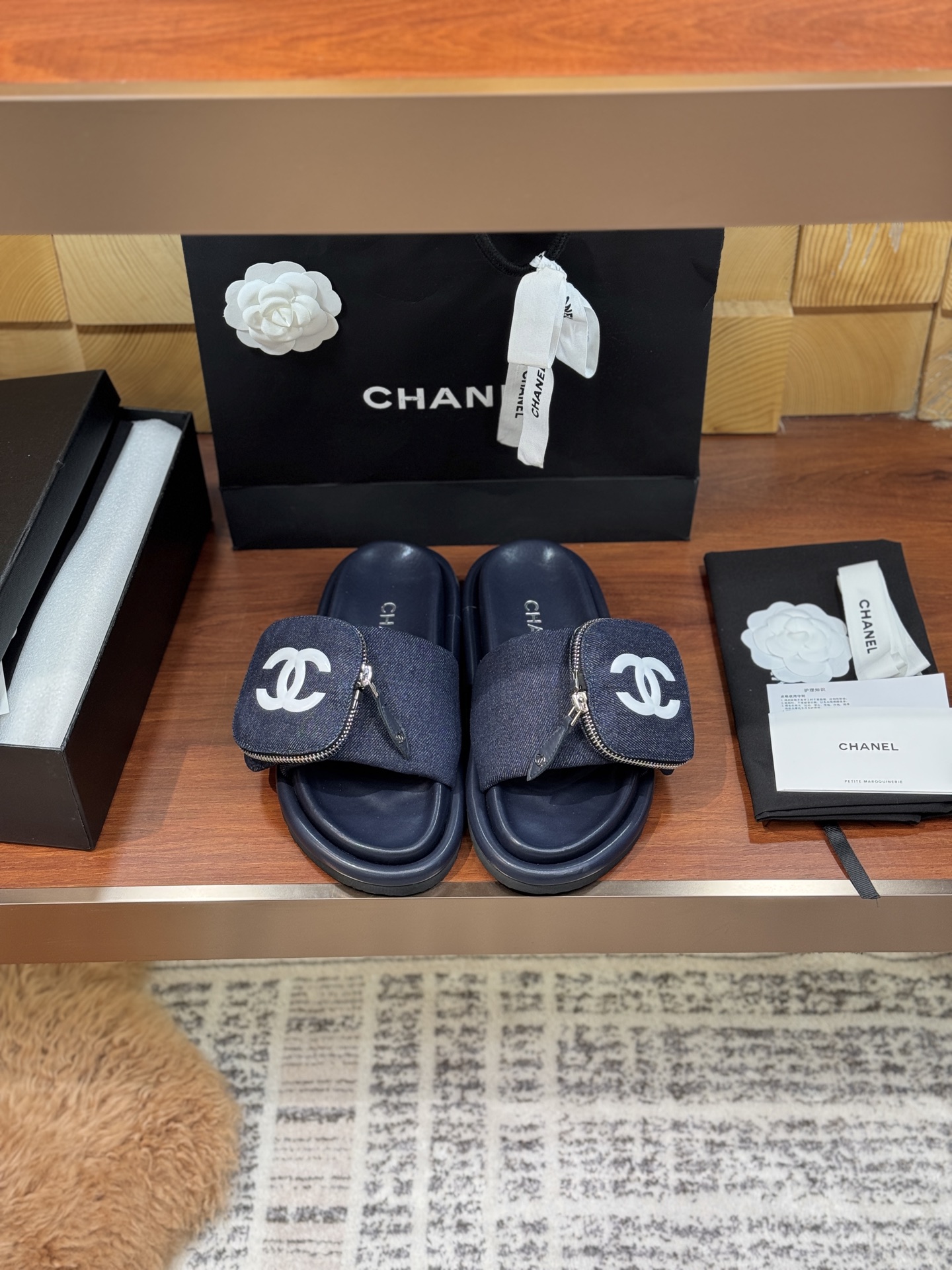 NO:224698,Chane ~* 25Ss spring and summer new small wallet lazy thick-soled slippers sandals... Xiaoxiang C home 2025P early spring vacation series, super fashionable purse semi-torque, full of old money style, Xiaoxiang exclusive logo zipper small bag design, super innovative design, foam ultra-light sole, even without pressure for a day Color: black/apricot/denimeng color Upper: imported custom denim Inner footbed: sheepskin inner lining and footbed Outsole: exclusive mold-open ultra-light PU foam sole Size 35-39 (40 41 custom made without return), slippers, chanel, chanel, sandals, slippers, wallets, sheepskin19860909Chane～* 25Ss春夏新款小钱包懒人厚底拖鞋凉鞋… 小香C家2025P早春度假系列,超级时尚的荷包半拖,满满的老钱风,小香专属的logo拉链小包包设计,超级创新的设计,发泡超轻大底,更是暴走一天都毫无压力 颜色:黑色/杏色/牛仔色 鞋面: 进口定制牛仔布 内里垫脚:羊皮内里和垫脚 大底:独家开模超轻PU发泡底 尺码35-39(40 41定做不退换）,拖鞋,chanel,chanel,sandals,slippers,wallets,sheepskin,Women's Shoes