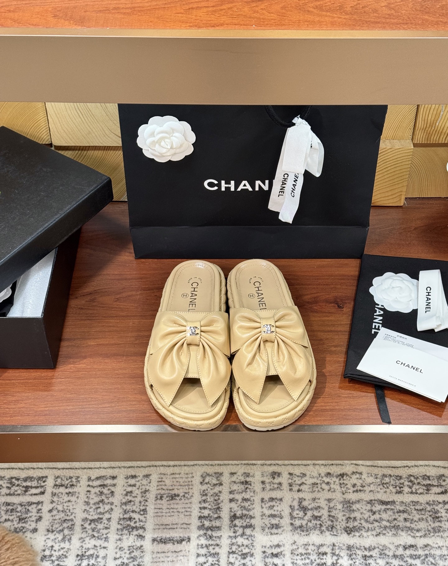 NO:224701,Chane ~* 25Ss spring and summer new small fragrance bow slipper sandals... One second to enter the summer Heavy Industry's top-quality large bow series one-piece flip-flops, full of fairy spirit on the feet, girlish heart full of color: black/white/apricot/Upper: genuine leather hand-sewn bow, super exquisite Inner footbed: sheepskin inner lining and footbed Outsole: original customized PU foam sole Size 35-39 (40 41 custom made no return or exchange), slippers, chanel, sandals, slippers, sheepskin19860909Chane～* 25Ss春夏新款小香蝴蝶结拖鞋凉鞋… 一秒入夏重工极品大蝴蝶结系列一字拖,上脚仙气十足,少女心爆棚 颜色:黑色/白色/杏色/ 鞋面: 真皮手工缝制的蝴蝶结,超级的精致 内里垫脚:羊皮内里和垫脚 大底:原版定制PU发泡大底 尺码35-39(40 41定做不退换）,拖鞋,chanel,sandals,slippers,sheepskin,Women's Shoes