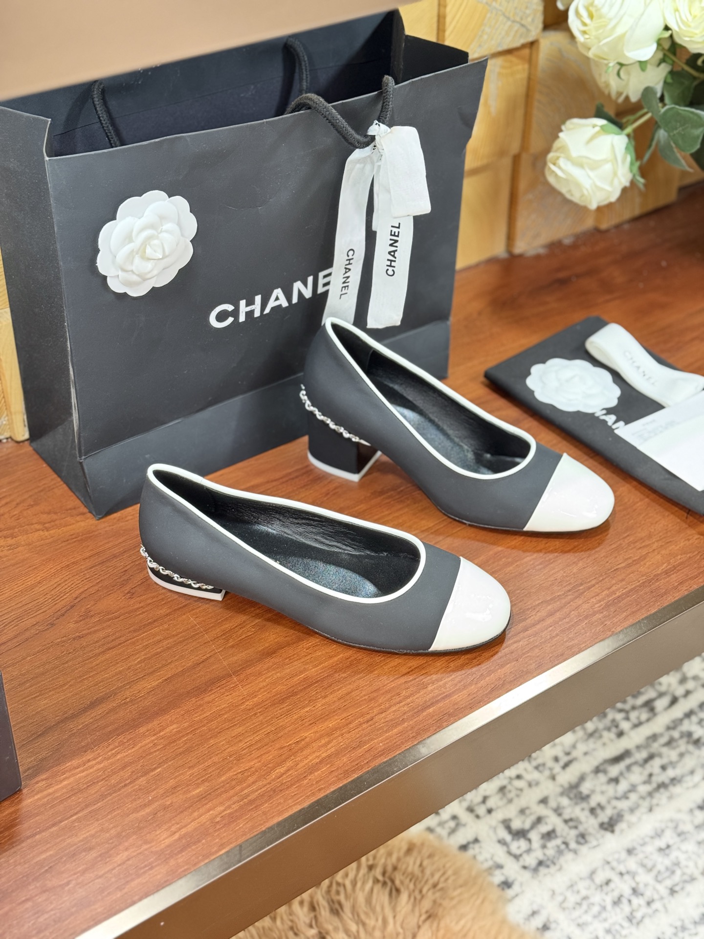 NO:224680,25CC latest small fragrance color-blocked round toe thick heel single shoes. A classic shoe that has lasted for a long time, adds the most popular color color-blocking at the moment, and is matched with genuine leather covered thick heel   hardware chain heel to ensure a smooth step. It is also equipped with patent leather round toe, which is fashionable and comfortable in style. It is exquisite and exquisite, and you can experience the comfort of perfect fit for the foot shape every time you wear. Upper material is imported mixed patent leather & original customized fabric. Inner water-dyed goatskin inner footbed. Outsole imported Italian leather outsole. Size 35-39 (40 can be customized without return or exchange) Color black/white/khaki Heel height 2cm, 5.5cm with small fragrance top high-end ribbon, full packaging., single shoes, sheepskin, Leather soles1986090925CC最新款小香拼色圆头粗跟单鞋四季鞋 经久不衰简约优雅的经典鞋款,加入当下最流行的颜色拼色,并搭配真皮包覆粗跟 五金铁链包跟,确保步履平稳,另配有漆皮圆形鞋头,风格时尚且质感舒适.精致考究,每次穿着都可体验完美贴合脚型的舒适  鞋面材质进口混种漆皮&原版定制布料  内里水染山羊皮内里垫脚  大底进口意大利真皮大底  码数35-39码（40可定制不退不换）  颜色黑色/白色/卡其色  跟高2cm,5.5cm  配小香顶级高端丝带、全套包装.,单鞋,sheepskin,Leather soles,Women's Shoes