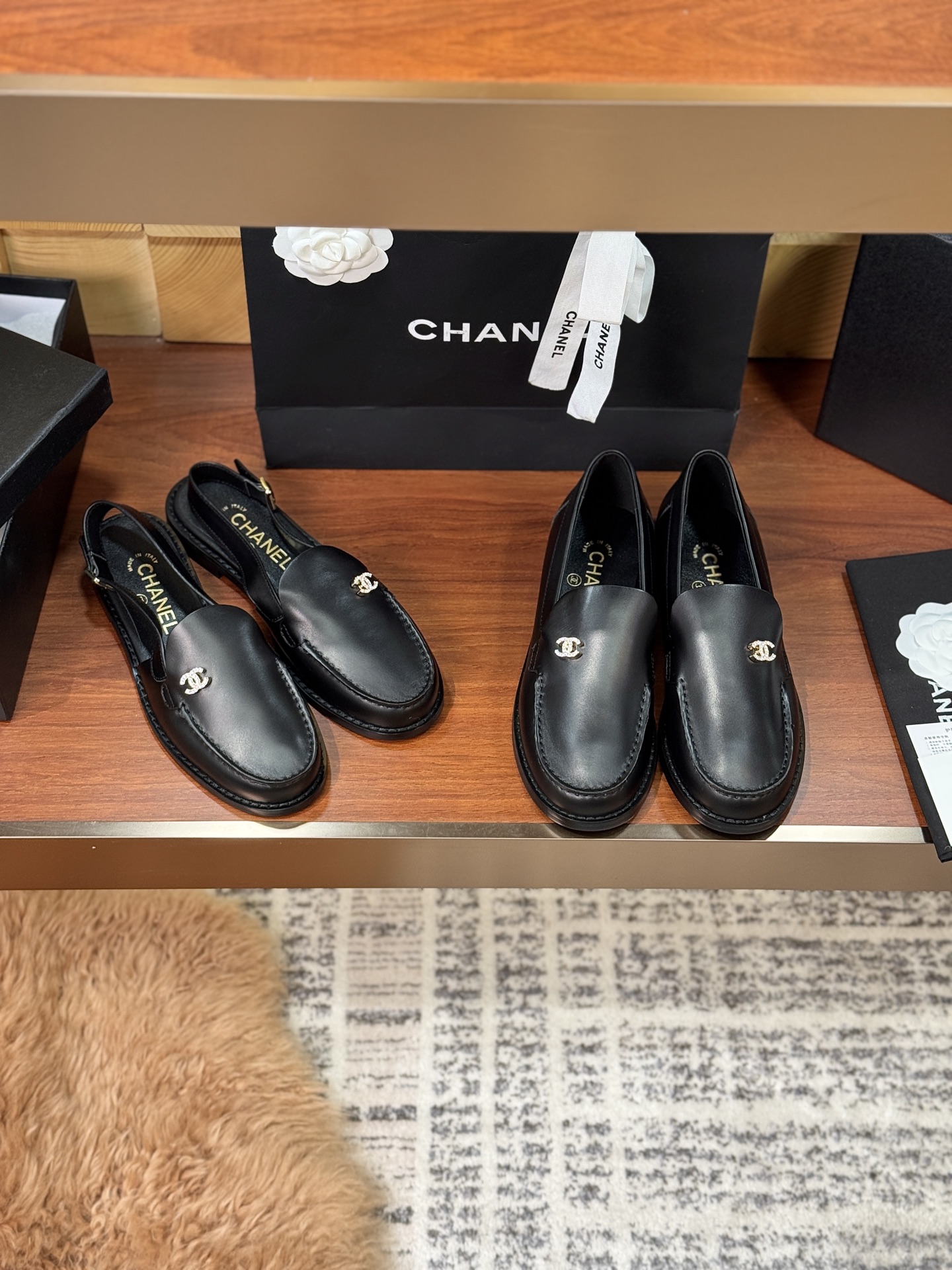 NO:224655,Purchase-level single shoes, sandals Chane l 25p Hollow loafers/Slingback lace-up single shoes sandals, which pair have you chosen? The double c logo is decorated with tiny diamonds. Don’t look at this small diamond, it is different from the ordinary goods on the market. This one is a crystal clear Swarovski diamond. Blingbling will definitely win the ordinary diamonds in seconds. Plus the exquisite and classic versatile loafers ~ it is very comfortable to wear on the feet, the sole is not thick but it is quite soft. The light gold small logo is very delicate and there are small diamonds on the top. The tail of the shoe also has a double c upper ZP custom-made beads. The inner foot pads are lambskin. The A-grade leather big sole imported from Italy  Size35~40, loafers, chanel, swarovski, loafers, sandals, sheepskin, Leather soles19860909代购级别单鞋,凉鞋 Chane l 25p 专柜同步质感满满的中空乐福鞋/Slingback系带单鞋凉鞋,你们都选了哪一对呢? 双c Logo上点缀着细细小小的钻钻,别看这个小钻,它可是区别于市场上普通货的标志,咱家这款是晶莹剔透的施华洛世奇钻,blingbling绝对秒杀普通钻,加上精致经典百搭乐福鞋型～上脚很舒服,鞋底不厚但是挺软的 浅金色小小logo很精致上面都是小钻钻 鞋尾也有双c 鞋面ZP定制开边珠 内里垫脚均采用小羊皮 意大利进口A 级真皮大底 Size35～40,乐福鞋,chanel,swarovski,loafers,sandals,sheepskin,Leather soles,Women's Shoes