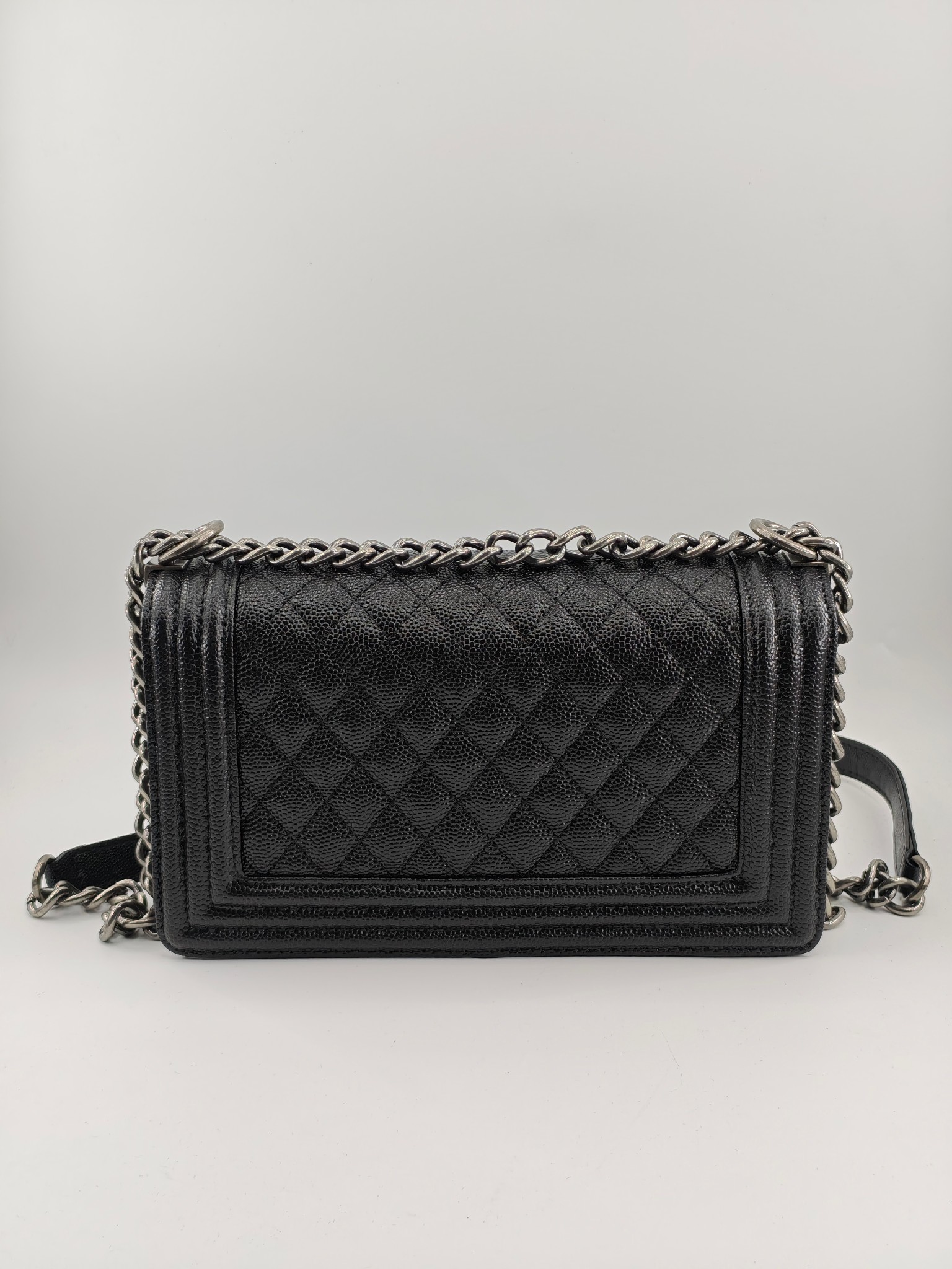 升级版辣妈中号
黑色鱼子酱银扣
实物实拍
款号：67086
尺寸：25*16*9cm  
