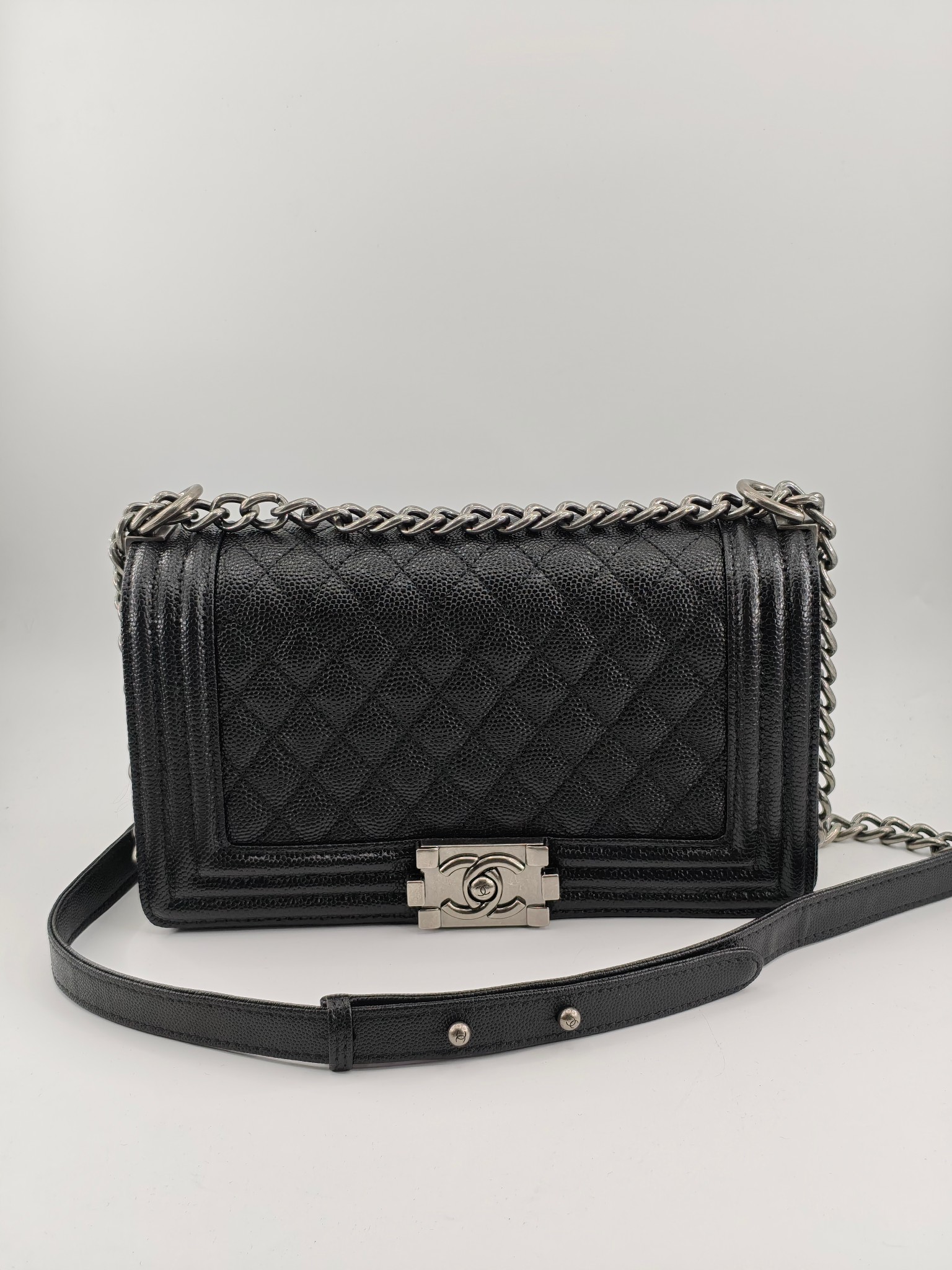 升级版辣妈中号
黑色鱼子酱银扣
实物实拍
款号：67086
尺寸：25*16*9cm  
