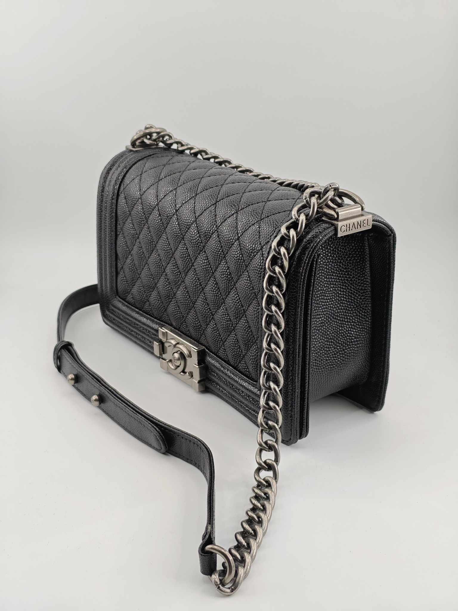 升级版辣妈中号
黑色鱼子酱银扣
实物实拍
款号：67086
尺寸：25*16*9cm  
