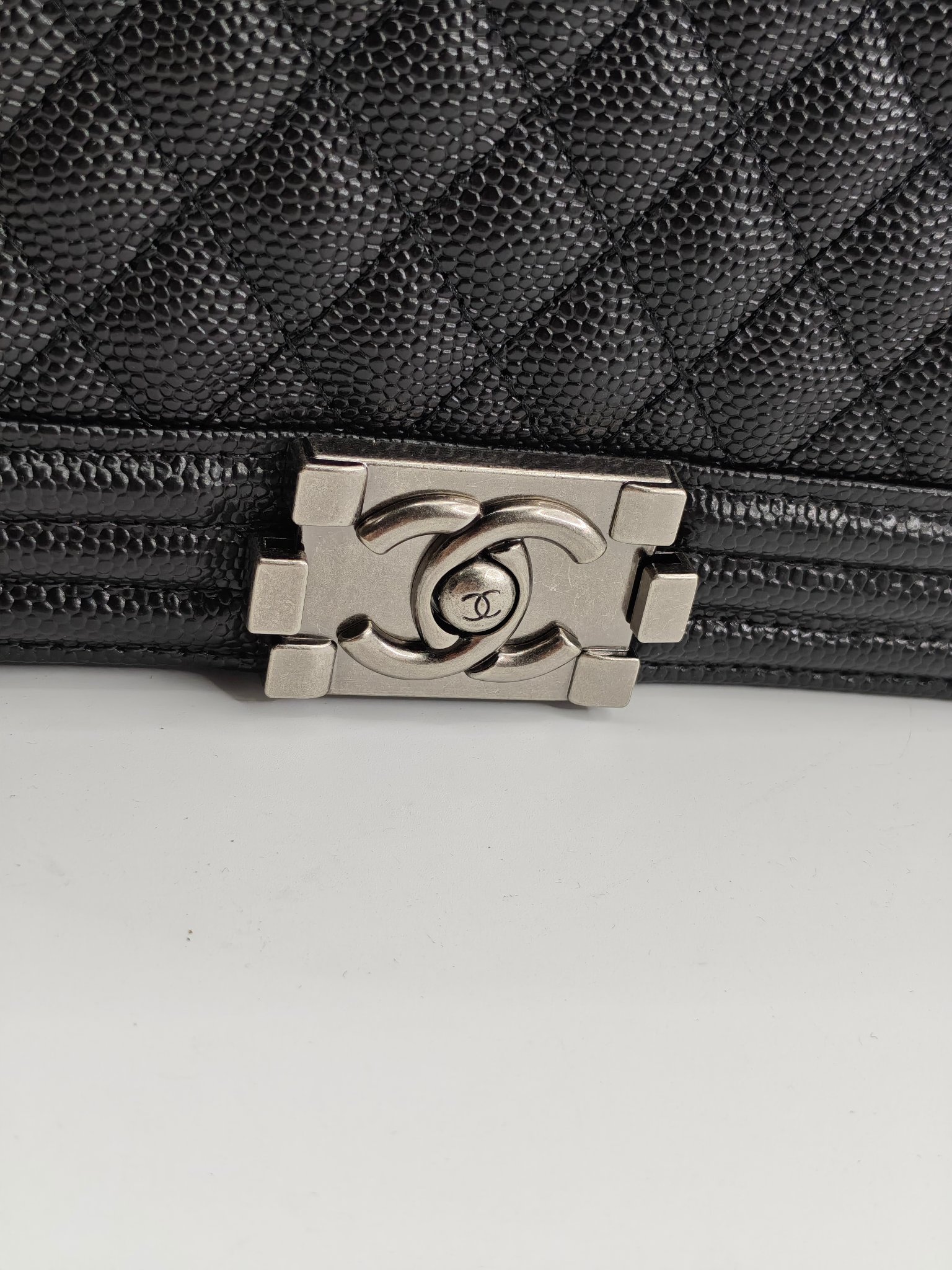 升级版辣妈中号
黑色鱼子酱银扣
实物实拍
款号：67086
尺寸：25*16*9cm  
