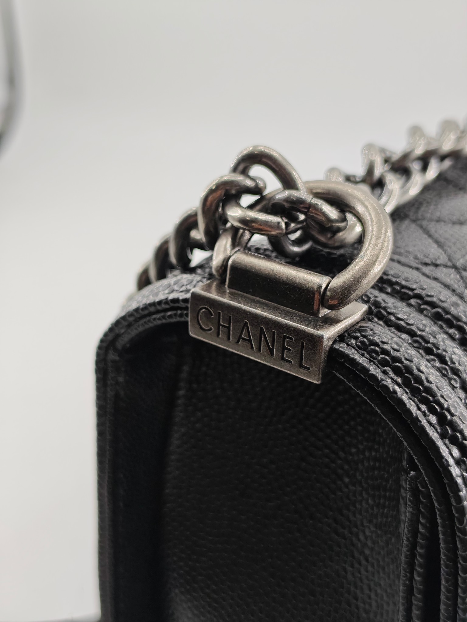 升级版辣妈中号
黑色鱼子酱银扣
实物实拍
款号：67086
尺寸：25*16*9cm  
