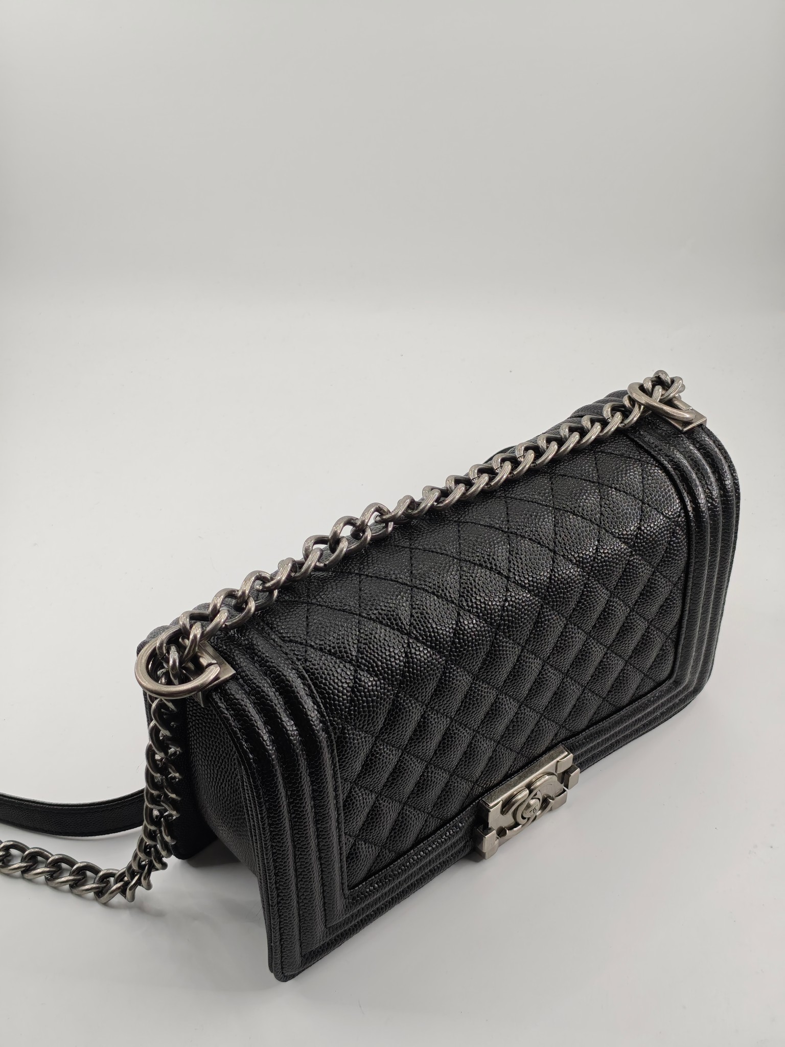 升级版辣妈中号
黑色鱼子酱银扣
实物实拍
款号：67086
尺寸：25*16*9cm  
