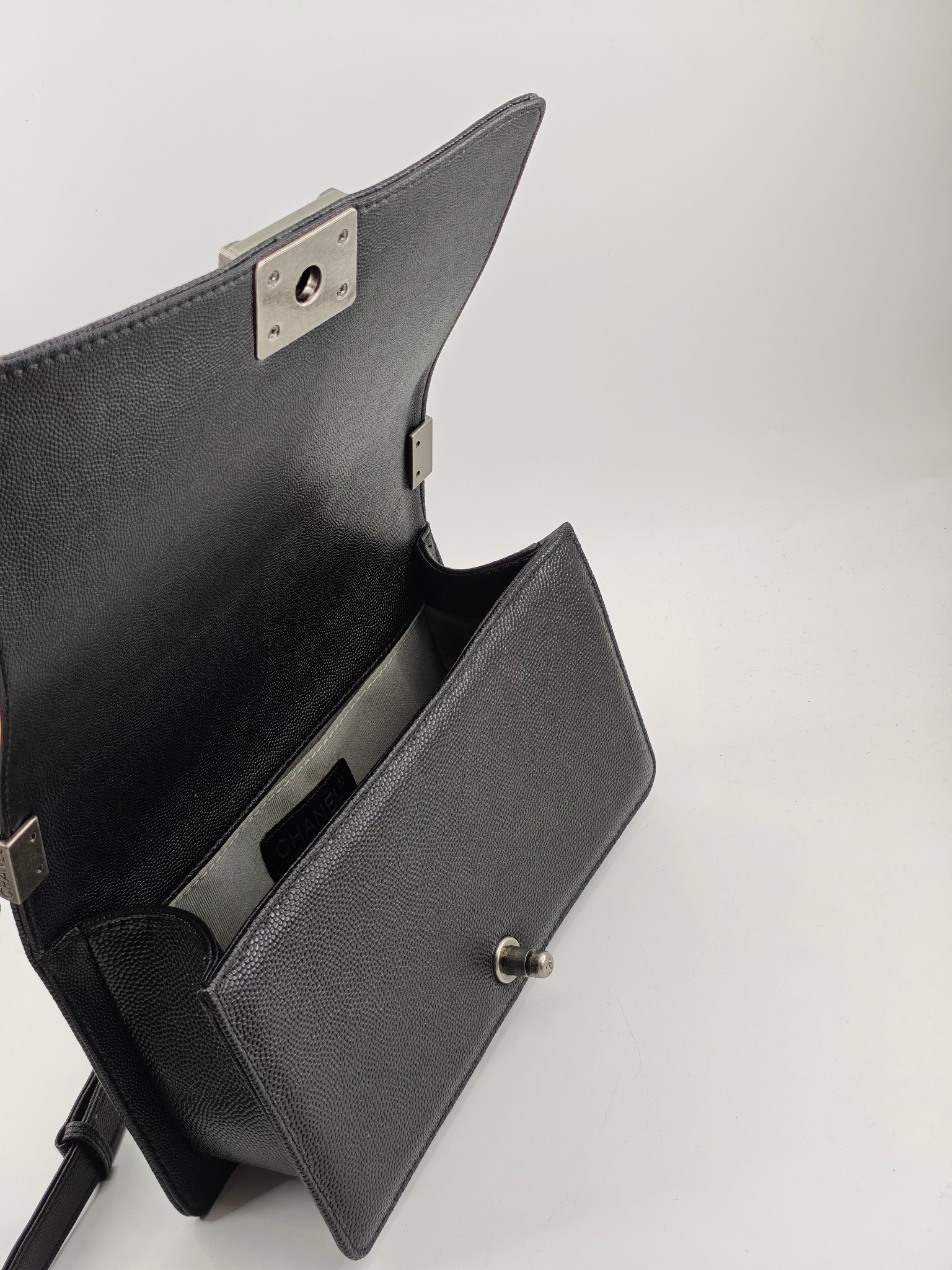 升级版辣妈中号
黑色鱼子酱银扣
实物实拍
款号：67086
尺寸：25*16*9cm  
