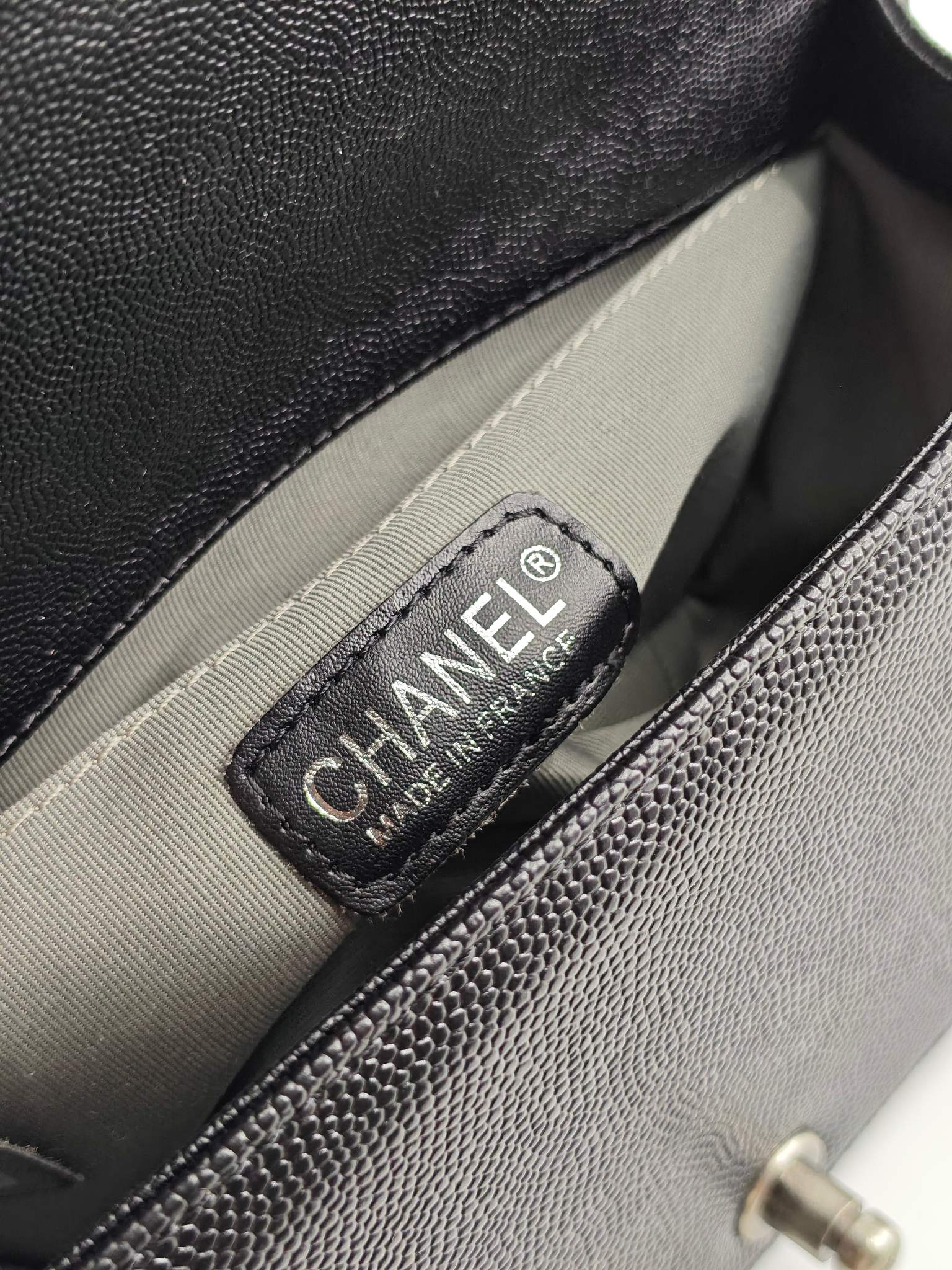 升级版辣妈中号
黑色鱼子酱银扣
实物实拍
款号：67086
尺寸：25*16*9cm  
