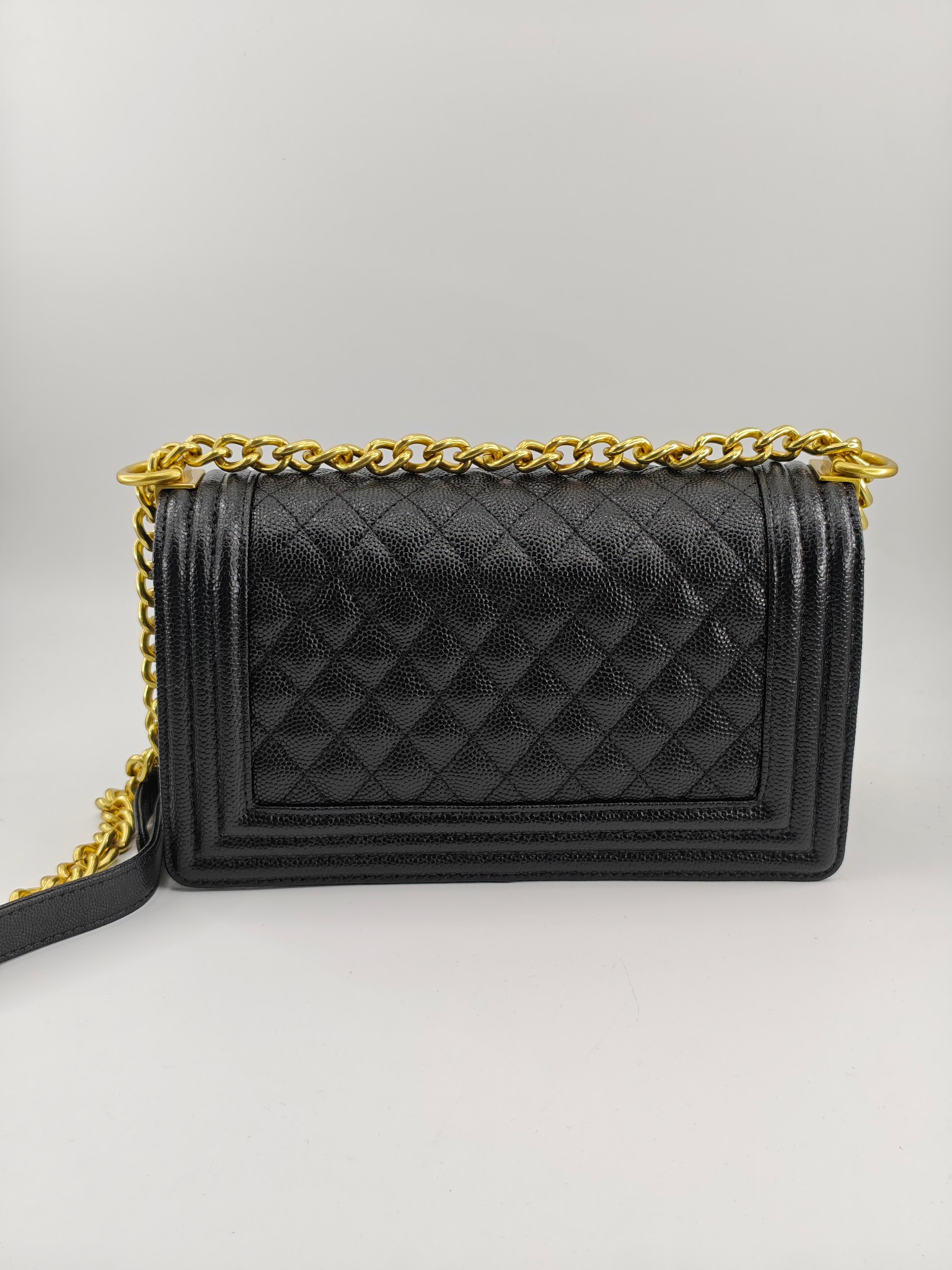 升级版辣妈中号
黑色鱼子酱金扣
实物实拍
款号：67086
尺寸：25*16*9cm  
