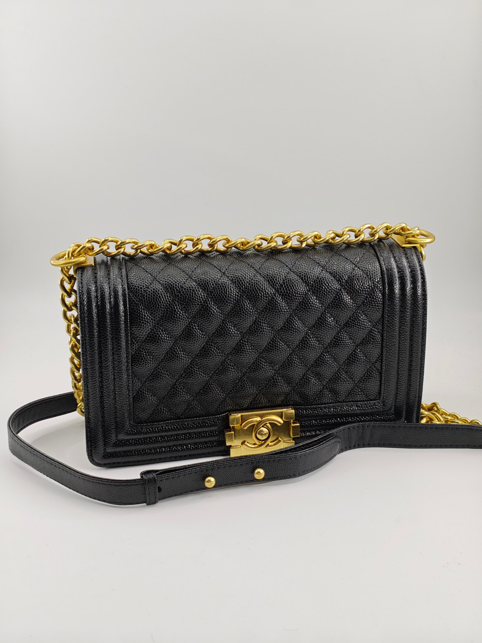 升级版辣妈中号
黑色鱼子酱金扣
实物实拍
款号：67086
尺寸：25*16*9cm  
